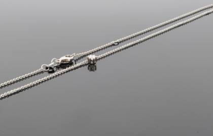 Wilhelm M&uuml;ller Halsschmuck Ref.-Nr.: 236007019 950/- Platin, wei&szlig; 1 Diamant Top wesselton feines wei&szlig; kleine Einschl&uuml;sse Brillantschliff 0,10ct.  L&auml;nge 42+3cm