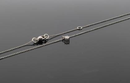 Wilhelm M&uuml;ller Halsschmuck Ref.-Nr.: 250921019 585/- Gold, wei&szlig;  1 Diamant Wesselton  Weiss kleine Einschl&uuml;sse Brillantschliff 0,10ct.  L&auml;nge 42+3cm