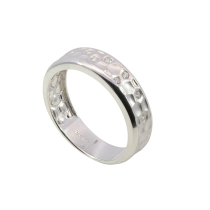 Der RING Silber Zirkonia matt, Modellnummer 746794056, besticht durch 925er Sterlingsilber und insgesamt 9 wei&szlig;en Zirkonia-Steinen. Mit einem Gewicht von 2,86 g und Gr&ouml;&szlig;e 58 ist dieser elegante Schmuck ideal f&uuml;r festliche Anl&auml;sse. Tragen Sie ihn stilvoll allein oder kombinieren Sie ihn mit anderen Schmuckst&uuml;cken f&uuml;r einen glamour&ouml;sen Look. Perfekt f&uuml;r Ihren besonderen Auftritt.