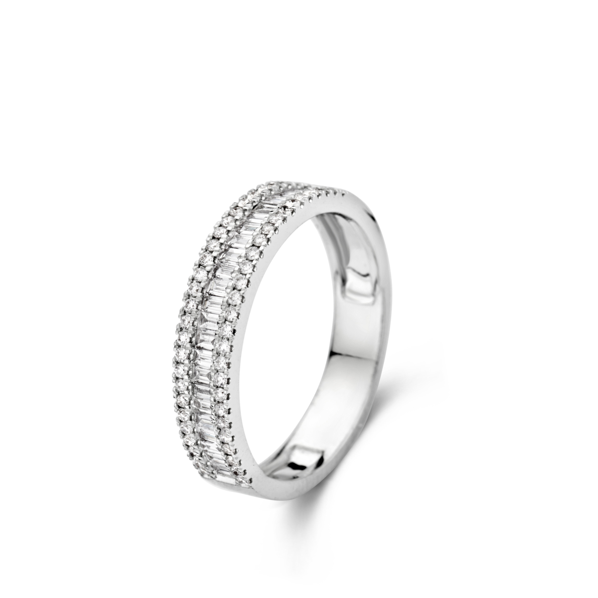 Schitterende 18kt witgouden ring halfrond gezet met 54 diamanten briljant geslepen van 0.2ct en 26 diamanten baguette geslepen van 0.25ct. Maat 53 maar ook verkrijgbaar in andere maten. Perfect om te dragen bij formele gelegenheden of om dagelijks elegantie toe te voegen. De ring straalt door zijn subtiele en tijdloze ontwerp.