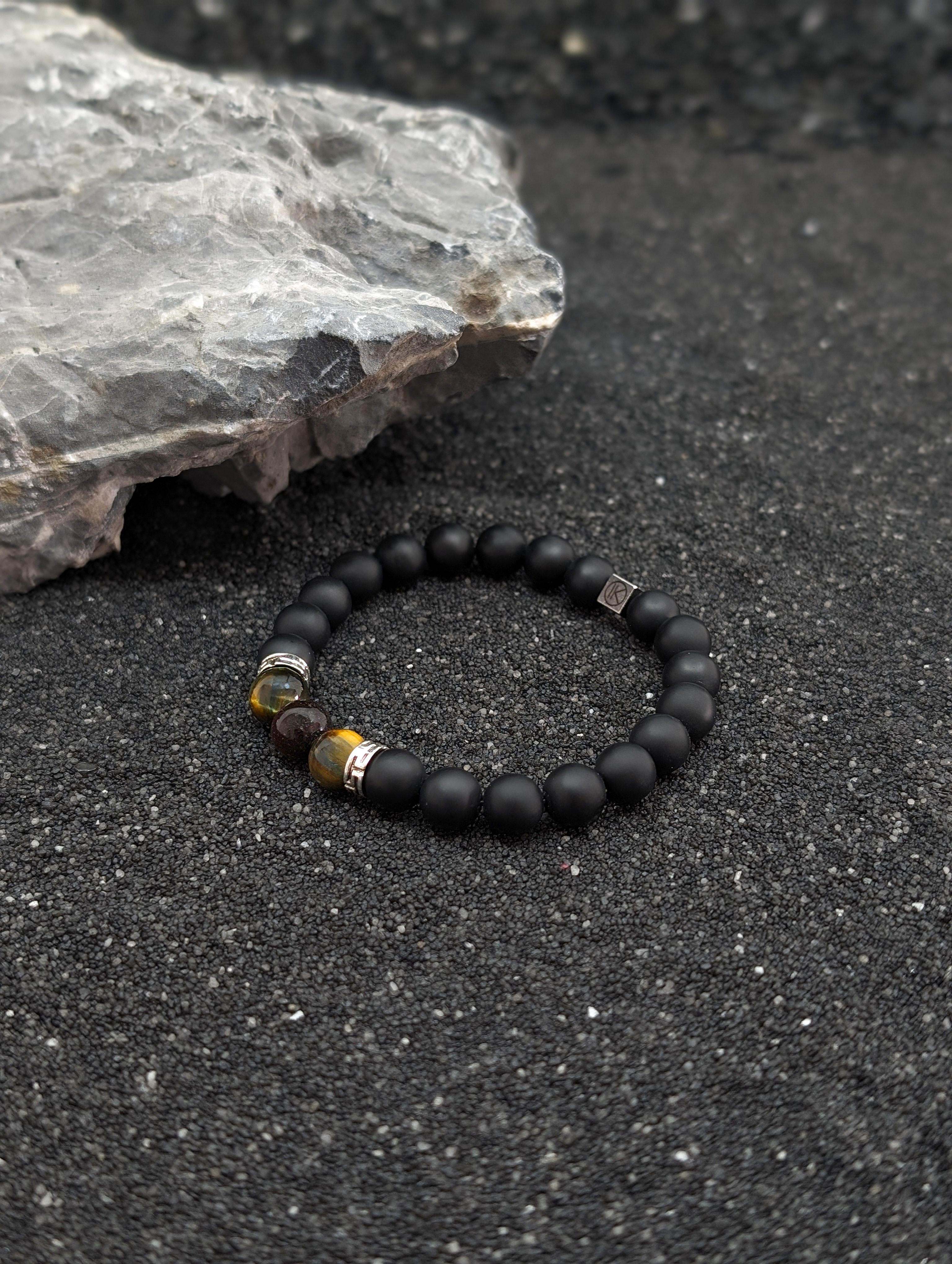 Armband met 3 soorten : tijgeroog, valkenoog en stierenoog en zwarte matte agaat 8mm dikte