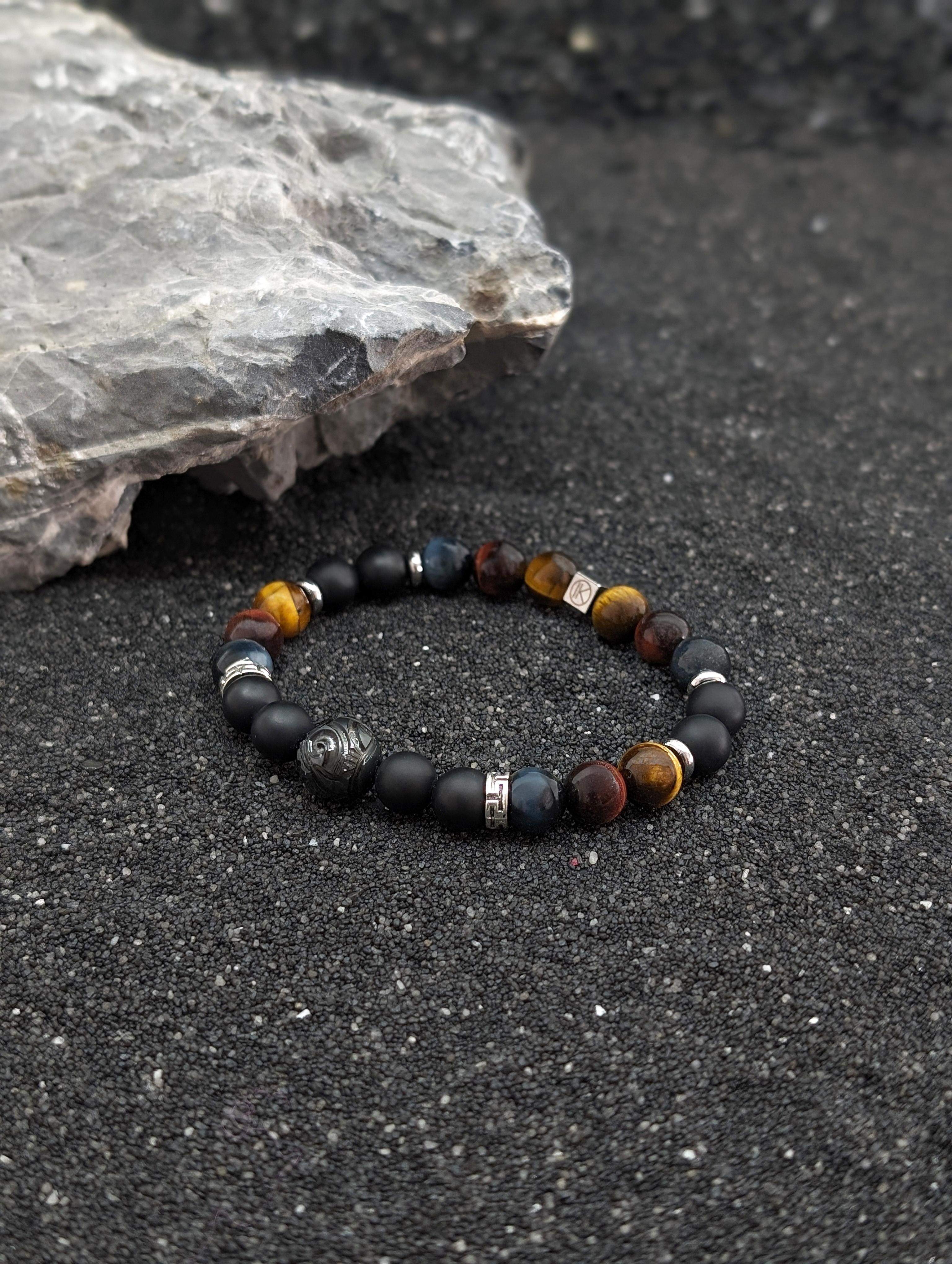 Armband heren met 3 soorten ogen: tijger,valk en stier met zwarte agaat mat en een tahitiparel gegraveerd