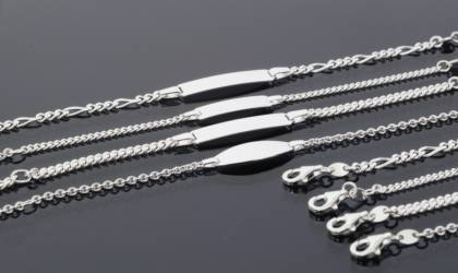 Das Gravurarmband 14 cm, Modellnummer 7541620, besteht aus hochwertigem 925er Sterlingsilber und wiegt 2,77 Gramm. Als edles Silberarmband eignet es sich perfekt f&uuml;r den t&auml;glichen Gebrauch oder besondere Anl&auml;sse. Tragen Sie es solo f&uuml;r einen eleganten Look oder kombinieren Sie es mit anderen Armb&auml;ndern f&uuml;r einen modernen Stil. Ideal als pers&ouml;nliches Geschenk.