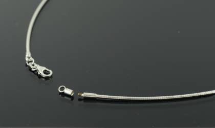 Der Halsschmuck Omega Reif 925/- Silber mit Modellnummer 7569801 ist eine elegante Halskette aus 925er Sterlingsilber, 1,5 mm dick und 45 cm lang. Tragen Sie dieses Schmuckst&uuml;ck, um Ihrem Outfit einen Hauch von zeitloser Eleganz zu verleihen, ideal f&uuml;r formelle Anl&auml;sse oder als stilvolles Accessoire im Alltag.