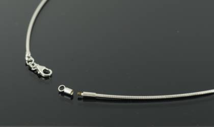 Der Omegareif 42cm, Modellnummer 7569800, ist ein elegantes Schmuckst&uuml;ck aus 925er Sterlingsilber. Perfekt als Basis f&uuml;r Anh&auml;nger oder alleine f&uuml;r einen minimalistischen Look. Tragen Sie ihn gerne zu formellen Anl&auml;ssen oder im Alltag f&uuml;r einen Hauch von Eleganz. Kombinieren Sie ihn mit anderen Silberaccessoires f&uuml;r ein harmonisches Erscheinungsbild.