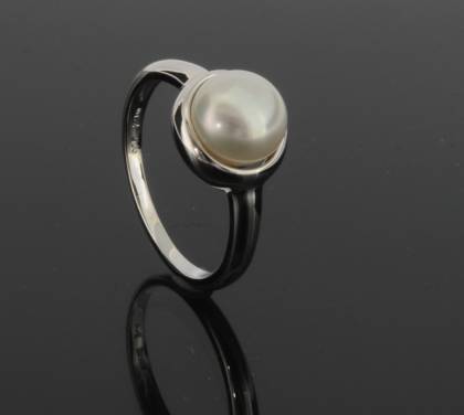 Der Ring Silber 1SWZP Bouton, Modellnummer 746035058, besteht aus 925er Sterlingsilber und ist silberfarben. Er enth&auml;lt eine S&uuml;&szlig;wasserperle. Der Ring ist in Gr&ouml;&szlig;e 58 erh&auml;ltlich und ist ideal f&uuml;r den Alltag geeignet. Tragen Sie ihn als elegantes Highlight zu jedem Outfit, um Ihrem Look einen Hauch von Raffinesse zu verleihen. Perfekt f&uuml;r jede Gelegenheit.