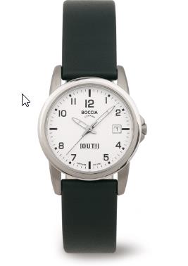 Die Boccia Damen Uhr, Modell 3298-01, besticht durch ein schwarzes Lederarmband und ein titanfarbenes Geh&auml;use mit Saphirglas. Sie bietet ein analoges Zifferblatt mit arabischen Ziffern in Wei&szlig; und eine Schweizer Uhrwerksbewegung. Dank ihrer 50 Meter Wasserdichtigkeit und Datumsfunktion ist sie ideal f&uuml;r den t&auml;glichen Gebrauch. Perfekt f&uuml;r formelle sowie legere Anl&auml;sse tragen.