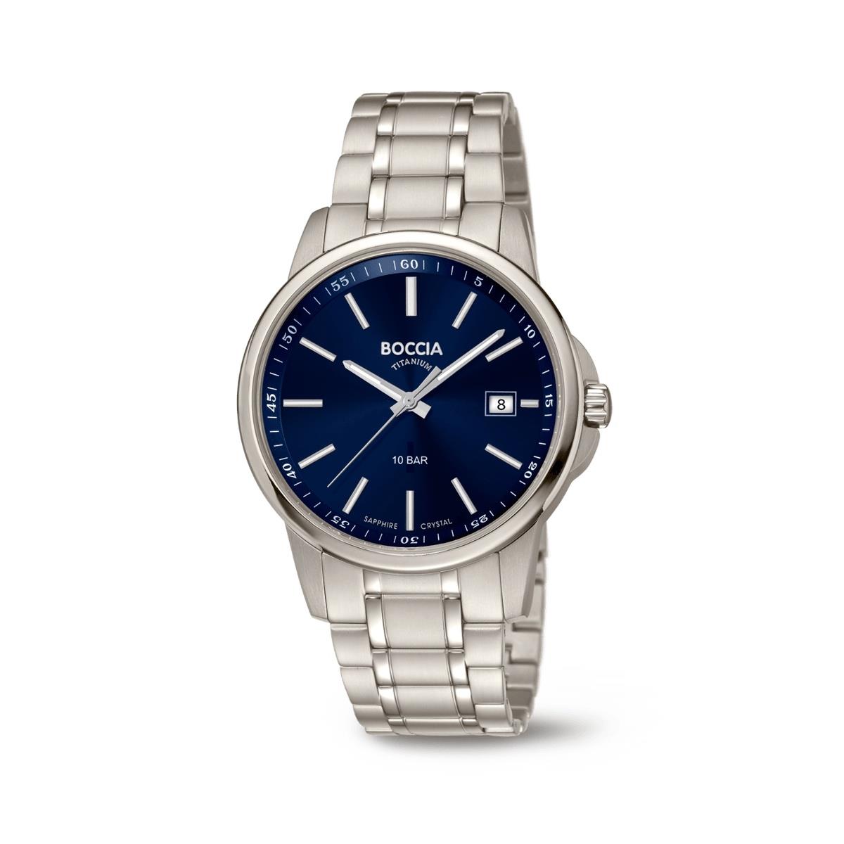 Die Boccia Herrenuhr mit der Modellnummer 3633-04 verf&uuml;gt &uuml;ber ein blaues Ziffernblatt, ein titanfarbenes Geh&auml;use und ein silberfarbenes Armband. Sie ist wasserdicht bis 100 Meter, antiallergisch und mit Quarzwerk sowie Datumsfunktion ausgestattet. Tragen Sie die Uhr als stilvolles Accessoire zu jedem Anlass, sei es im B&uuml;ro oder bei Freizeitaktivit&auml;ten, um Eleganz auszustrahlen.