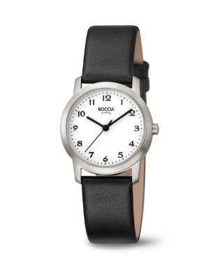 Die Boccia DAU Lederband Titan Uhr, Modell 3291-01, besticht durch ein titangeh&auml;use und ein schwarzes Echtlederband. Sie ist nickel- und allergiefrei, mit Quarzwerk und arabischen Ziffern auf wei&szlig;em Zifferblatt. Wasserdicht bis 5 ATM, ideal f&uuml;r den t&auml;glichen Gebrauch. Tragen Sie sie f&uuml;r einen eleganten, klassischen Look sowohl im Alltag als auch zu besonderen Anl&auml;ssen.