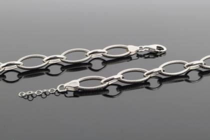 Das Wilhelm M&uuml;ller Armband Ref.-Nr.: 753063019 besteht aus 925/- Silber, ist rhodiniert und hat eine L&auml;nge von 19+3 cm. Mit einem Gewicht von 10,36 g ist es ein elegantes Schmuckst&uuml;ck f&uuml;r Ihr Handgelenk. Tragen Sie es solo oder kombinieren Sie es mit anderen Armb&auml;ndern f&uuml;r einen stilvollen Look. Perfekt f&uuml;r jeden Anlass.