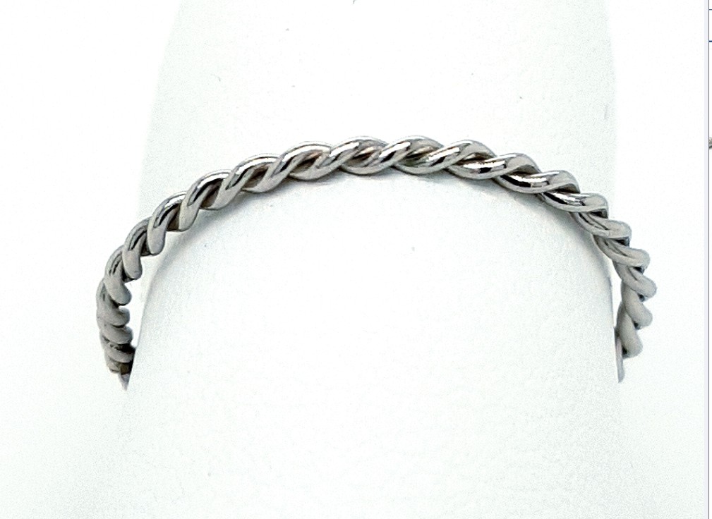 Der Kordelring Platin 950, 1,4mm stark, ist ein eleganter Schmuckring aus hochwertigem Platin. Er geh&ouml;rt zur Kategorie Ringe und ist in der Gr&ouml;&szlig;e 52 erh&auml;ltlich. Perfekt f&uuml;r den t&auml;glichen Gebrauch oder besondere Anl&auml;sse. Tragen Sie ihn allein f&uuml;r einen minimalistischen Look oder in Kombination mit anderen Ringen f&uuml;r einen trendigen Stack-Effekt.