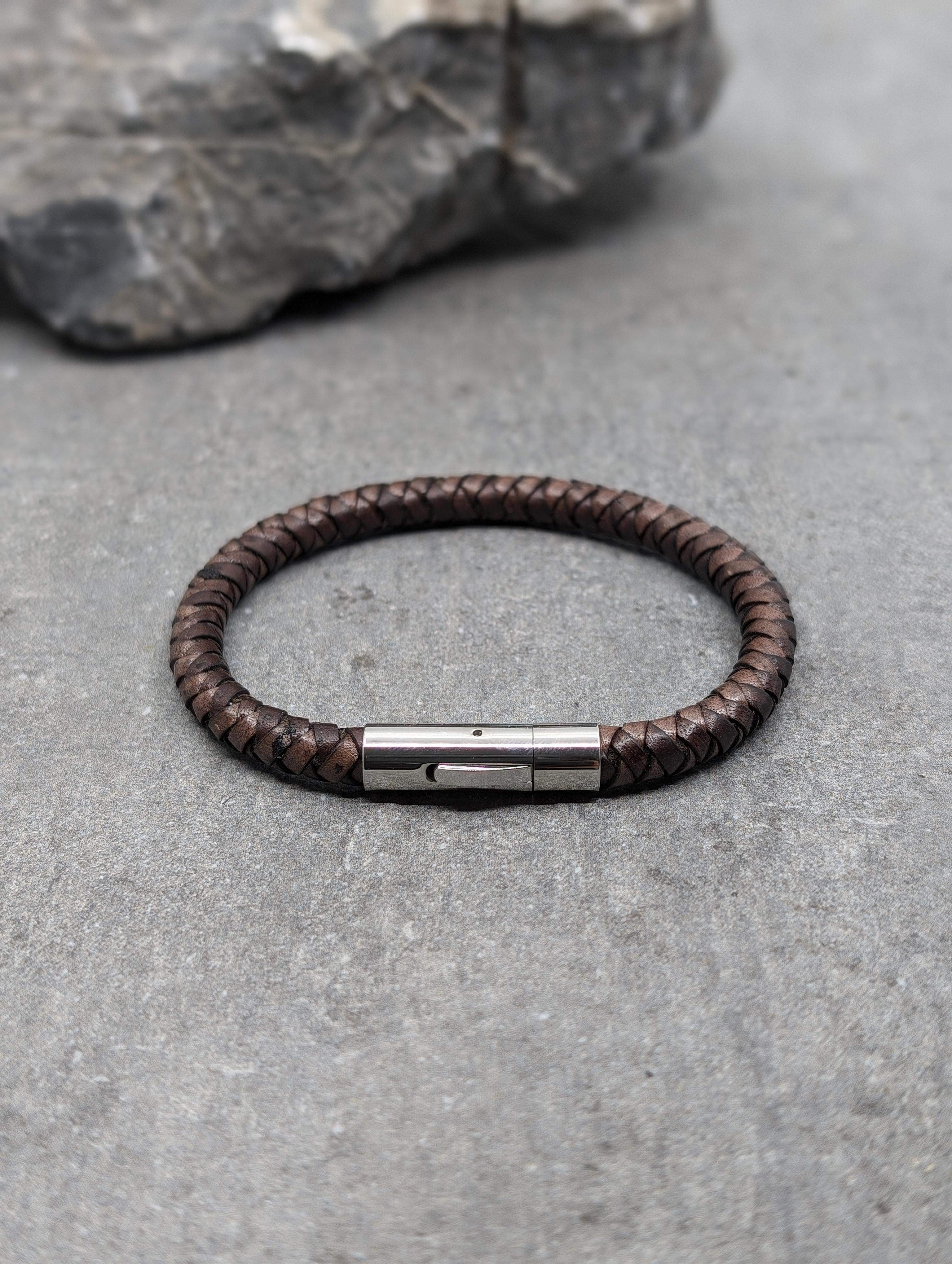 Lederen herenarmband bruin tressé met slaten blinkend slot