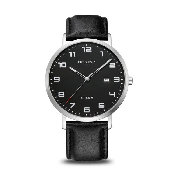  De koploper onder de lichtgewichten. De ultralichte TITANIUM-COLLECTIE is niet alleen zeer prettig om te dragen, deze trekt ook onmiddellijk de aandacht  door zijn verfijnde, klassiek Deense uitstraling. Dat maakt hem de ideale accessoire voor iedere gelegenheid. 