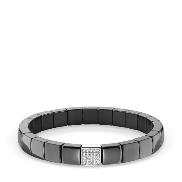  De BERING armband 662-176-X0 is een stijlvol statement in zwart – strak, krachtig en subtiel. Gemaakt van hoogglanzend zwarte keramiek vormt het flexibele ontwerp zich moeiteloos rond de pols. In het midden schittert een rechthoekig element met fonkelende steentjes – als een lichtpunt in een poolnacht.  De keramiek is licht, krasbestendig en duurzaam. Dankzij het rekbare ontwerp heeft de armband geen sluiting nodig – een moderne interpretatie van comfort en stijl.  Onderdeel van de Arctic Symphony collectie – waar helderheid en innerlijke kracht samenkomen. 