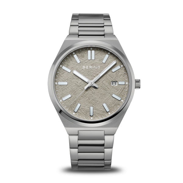  Gestructureerd. Precisie. Karakter – een ontwerp dat helderheid en diepte combineert.  Dit herenhorloge uit de BERING Classic-collectie combineert Scandinavisch minimalisme met een krachtig, getextureerd grijs oliepers-wijzerplaatdesign. De structuur doet denken aan bevroren landschappen of natuursteen – ingetogen, maar visueel boeiend. Opgelegde indexen en lichtgevende wijzers zorgen voor perfecte leesbaarheid. De datumaanduiding op 3 uur voegt praktische functionaliteit toe.  De ronde kast van geborsteld roestvrij staal is slechts 6 mm dik en oogt strak en mannelijk. De meerkleurige schakelband van roestvrij staal met vouwsluiting draagt comfortabel en sluit visueel perfect aan op het ontwerp. Plat saffierglas biedt uitstekende krasbestendigheid.  Voorzien van een nauwkeurig quartz uurwerk en waterbestendig tot 5 ATM.  Voor mannen die kracht vinden in eenvoud – gestructureerd, stijlvol en onmiskenbaar BERING. 