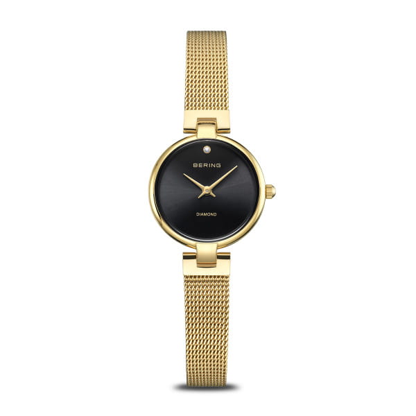 De BERING DAMES HORLOGE CLASSIC DOUBLE 17724-332 is een elegante polshorloge met een gouden Milanese mesh band en een zwart wijzerplaat. Gemaakt van roestvrij staal met saffierglas. Het horloge heeft een quartz uurwerk, is analoog en heeft geen datum- of lichtfunctie. Beste gedragen bij formele en casual gelegenheden voor een stijlvolle uitstraling. Waterdichtheidsniveau: 3 ATM.