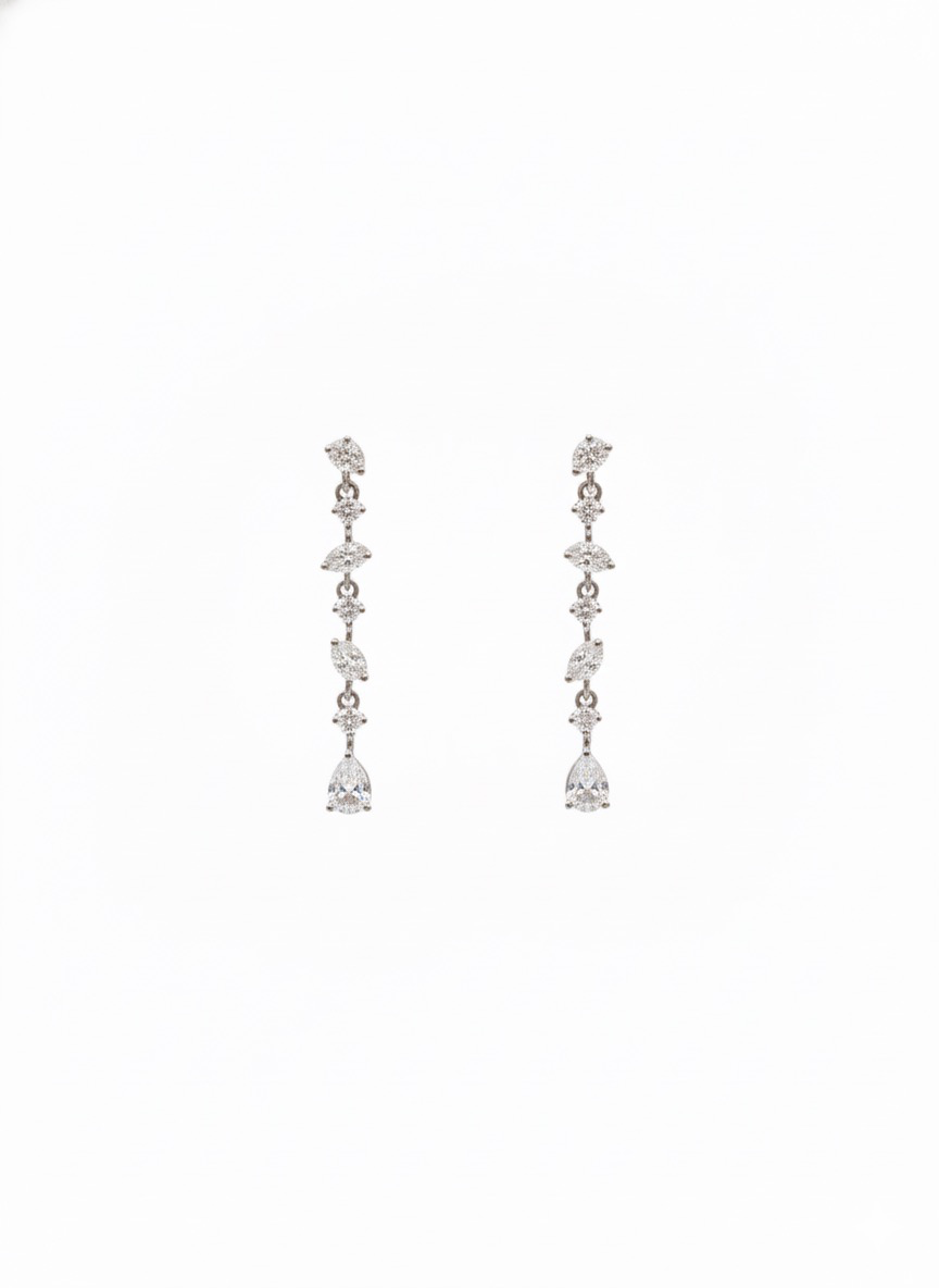 Deze 18 karaats witgouden diamanten oorbellen (modelnummer: JSD2) zijn voorzien van briljant geslepen diamanten van in totaal 0,53 karaat. Ze zijn elegant en glanzend, met een gewicht van 1,70 gram. Perfect voor speciale gelegenheden of als een verfijnd dagelijks accessoire. Draag deze schitterende oorringen om elke outfit een luxueuze touch te geven. Nieuw en ongedragen.