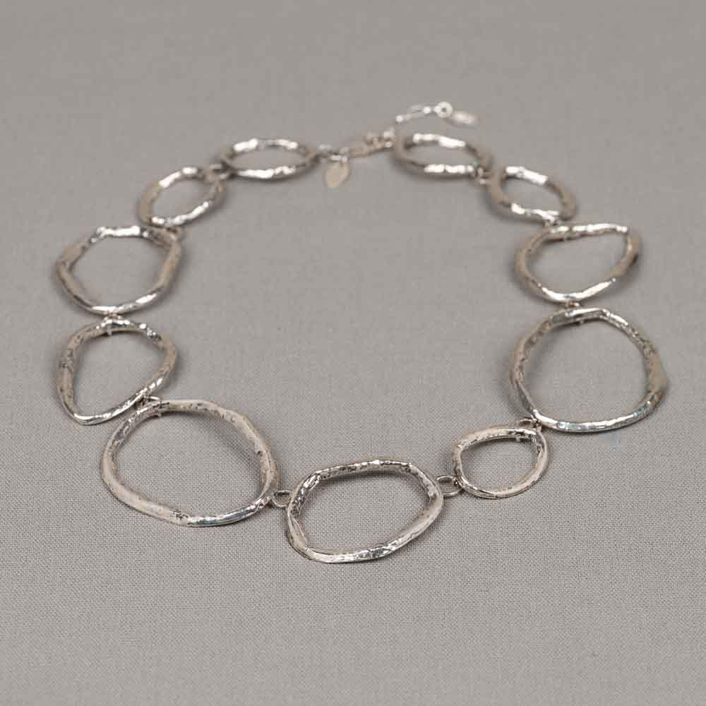 Collier gemaakt van 925 sterling zilver en oxy shiny cirkels. Een opvallend, ambachtelijk en met liefde ontworpen collier die goed gedragen kan worden met een paar mooie oorbellen, een armband en een ring!