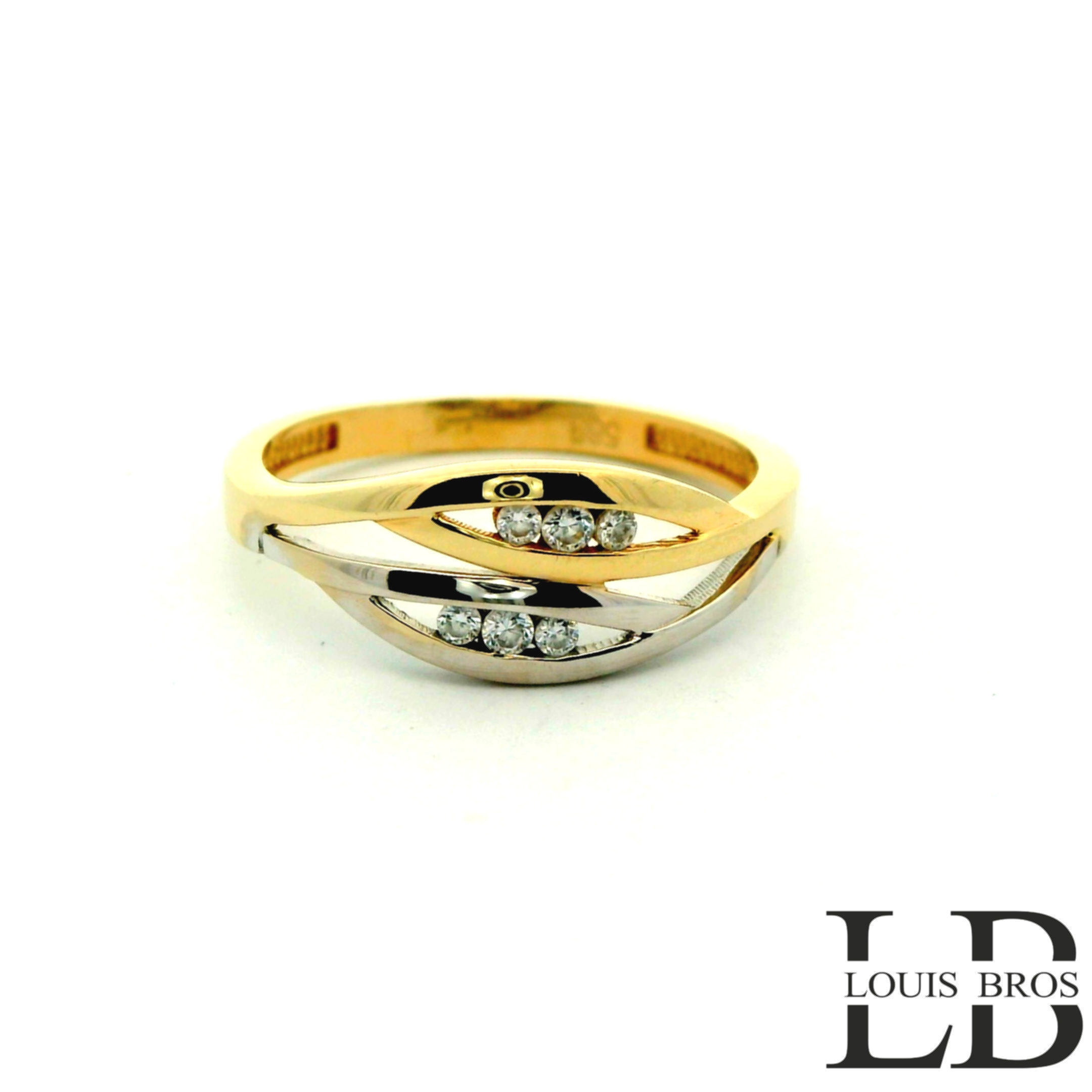 Deze elegante ring is vervaardigd uit 14 karaat bicolor goud (2.42 gr), een stijlvolle combinatie van wit- en geelgoud. Het tijdloze ontwerp wordt verfraaid met sprankelende zirkonia’s, die de ring een luxe en verfijnde uitstraling geven. Dankzij de subtiele glans en het contrasterende kleurenspel van het goud is dit sieraad zowel modern als klassiek, en geschikt voor iedere gelegenheid.

De ring is perfect als cadeau voor een bijzonder moment, maar ook als stijlvolle aanvulling op je dagelijkse look.

Materiaal: 14 karaat goud (bicolor)
Steen: Zirkonia
Stijl: Elegant, tijdloos en veelzijdig.
De ring is verkrijgbaar in meerdere afmetingen.