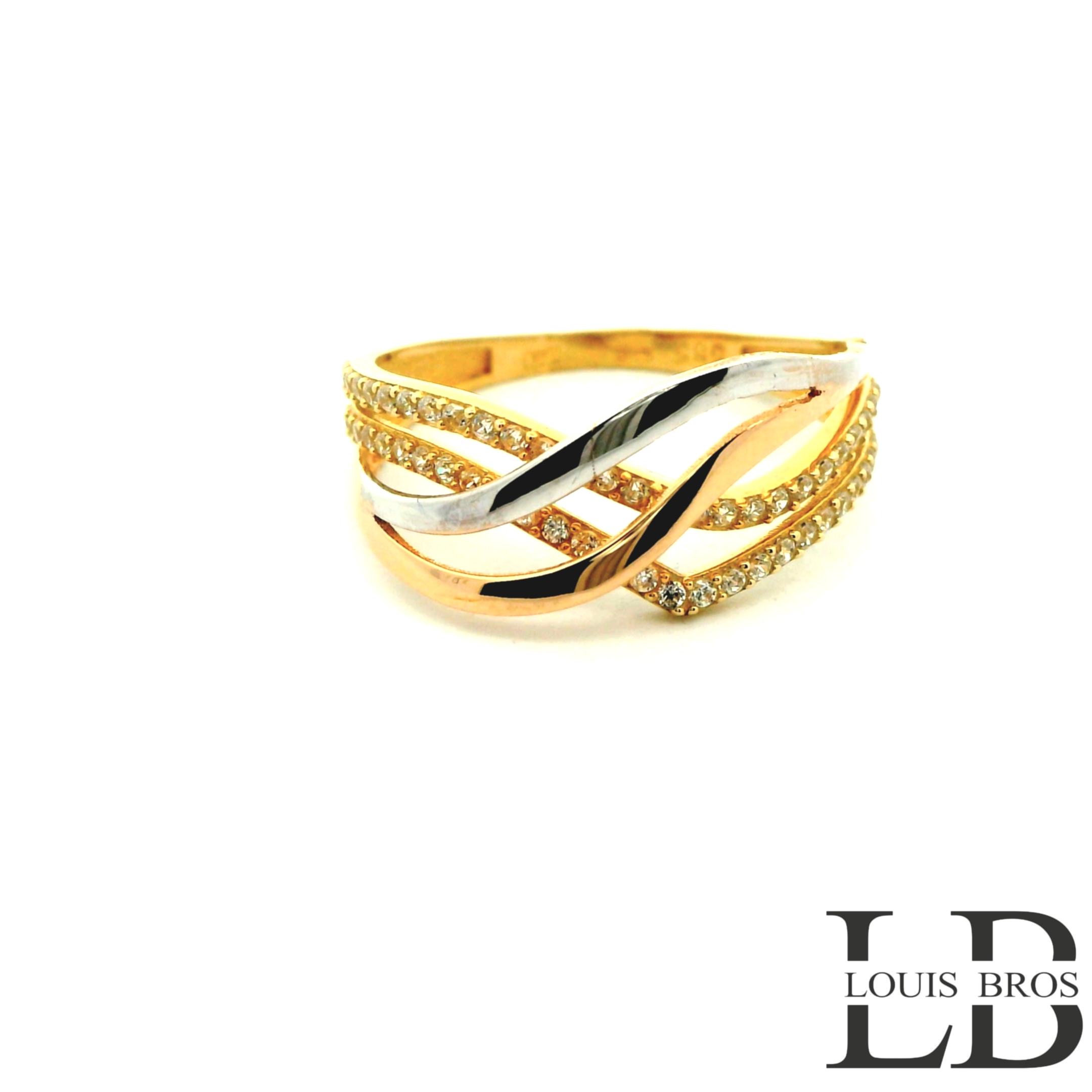 Deze schitterende ring is vervaardigd uit 14 karaat tricolor goud (2.38 gr), waarbij geel-, wit- en rosegoud op elegante wijze samenkomen. Het speelse kleurenspel geeft de ring een unieke en luxe uitstraling. De ring is verder verrijkt met fonkelende zirkonia’s, die zorgen voor een sprankelende schittering bij iedere beweging.

Een tijdloos en stijlvol sieraad dat perfect is voor dagelijks gebruik, maar ook bijzonder mooi bij feestelijke gelegenheden. Dankzij de combinatie van drie goudkleuren laat de ring zich makkelijk combineren met andere sieraden.

 Materiaal: 14 karaat goud (tricolor: geel, wit & rosé)
 Steen: Zirkonia
 Stijl: Elegant, luxe en veelzijdig.
De ring is verkrijgbaar in meerdere afmetingen.