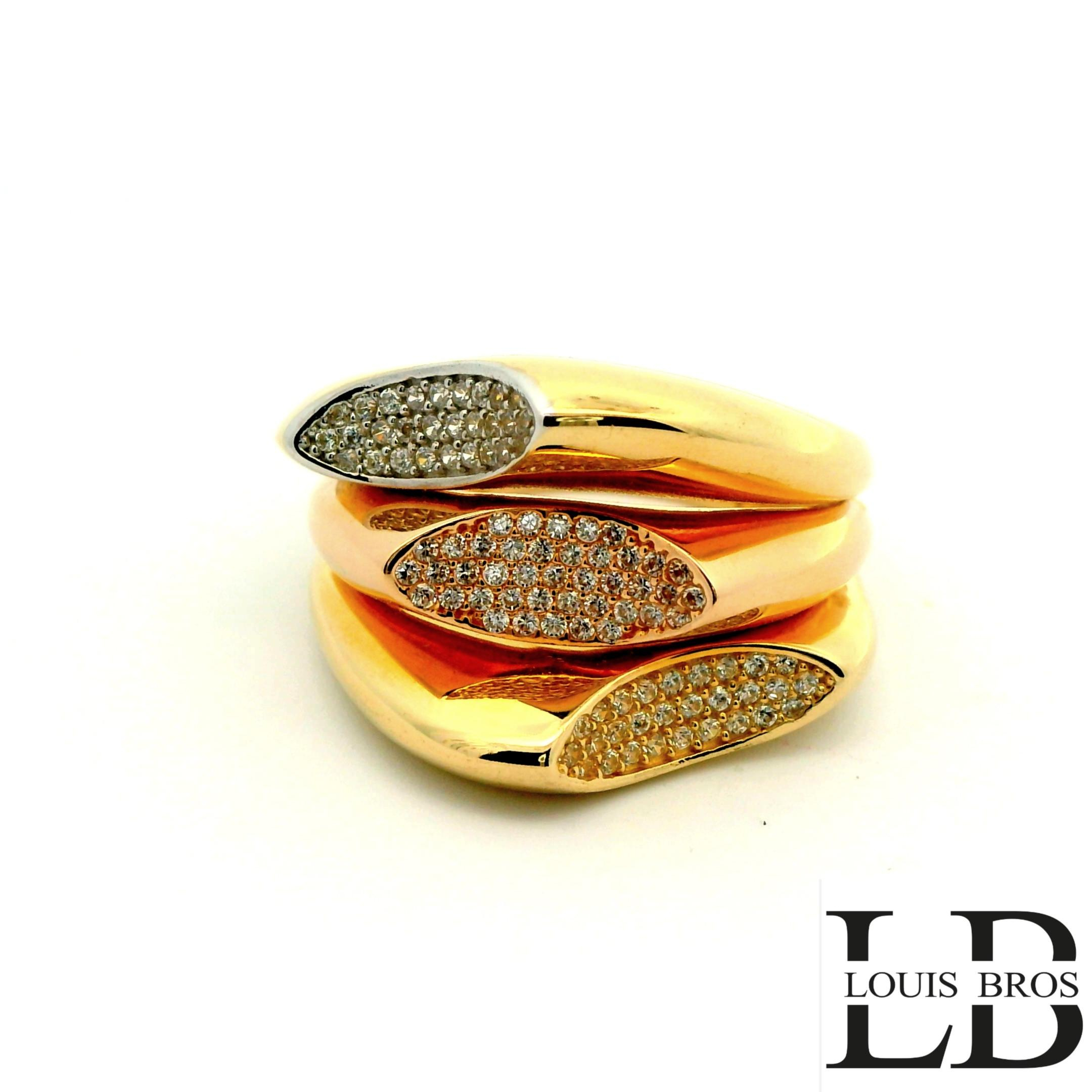 Deze schitterende ring is vervaardigd uit 14 karaat tricolor goud (6.25 gr), waarbij geel-, wit- en rosegoud op elegante wijze samenkomen. Het speelse kleurenspel geeft de ring een unieke en luxe uitstraling. De ring is verder verrijkt met fonkelende zirkonia’s, die zorgen voor een sprankelende schittering bij iedere beweging.

Een tijdloos en stijlvol sieraad dat perfect is voor dagelijks gebruik, maar ook bijzonder mooi bij feestelijke gelegenheden. Dankzij de combinatie van drie goudkleuren laat de ring zich makkelijk combineren met andere sieraden.

 Materiaal: 14 karaat goud (tricolor: geel, wit & rosé)
 Steen: Zirkonia
 Stijl: Elegant, luxe en veelzijdig.
De ring is verkrijgbaar in meerdere afmetingen.