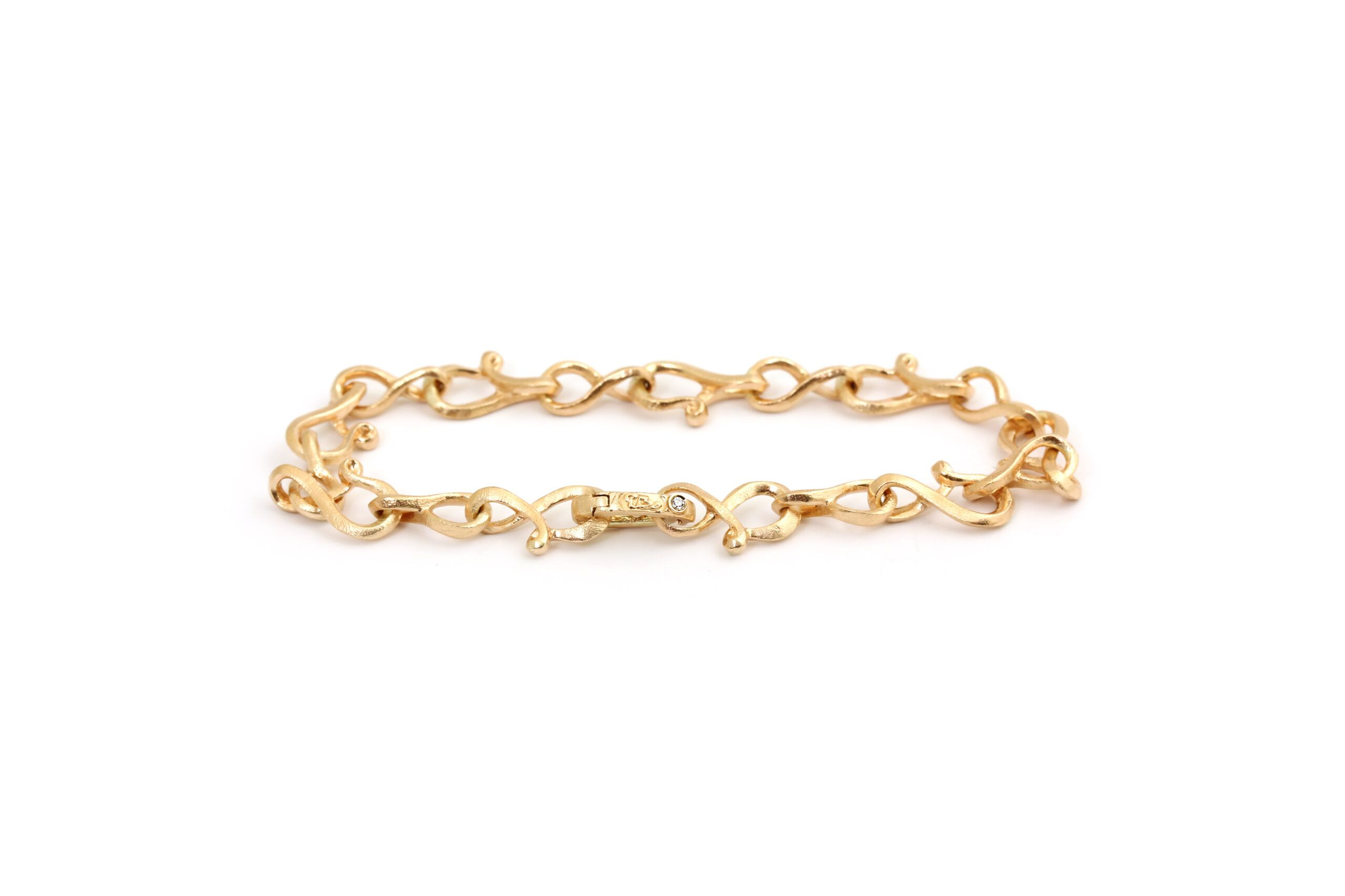 Gouden 14krt armband geïnspireerd op kalligrafische vormen. 18,5cm