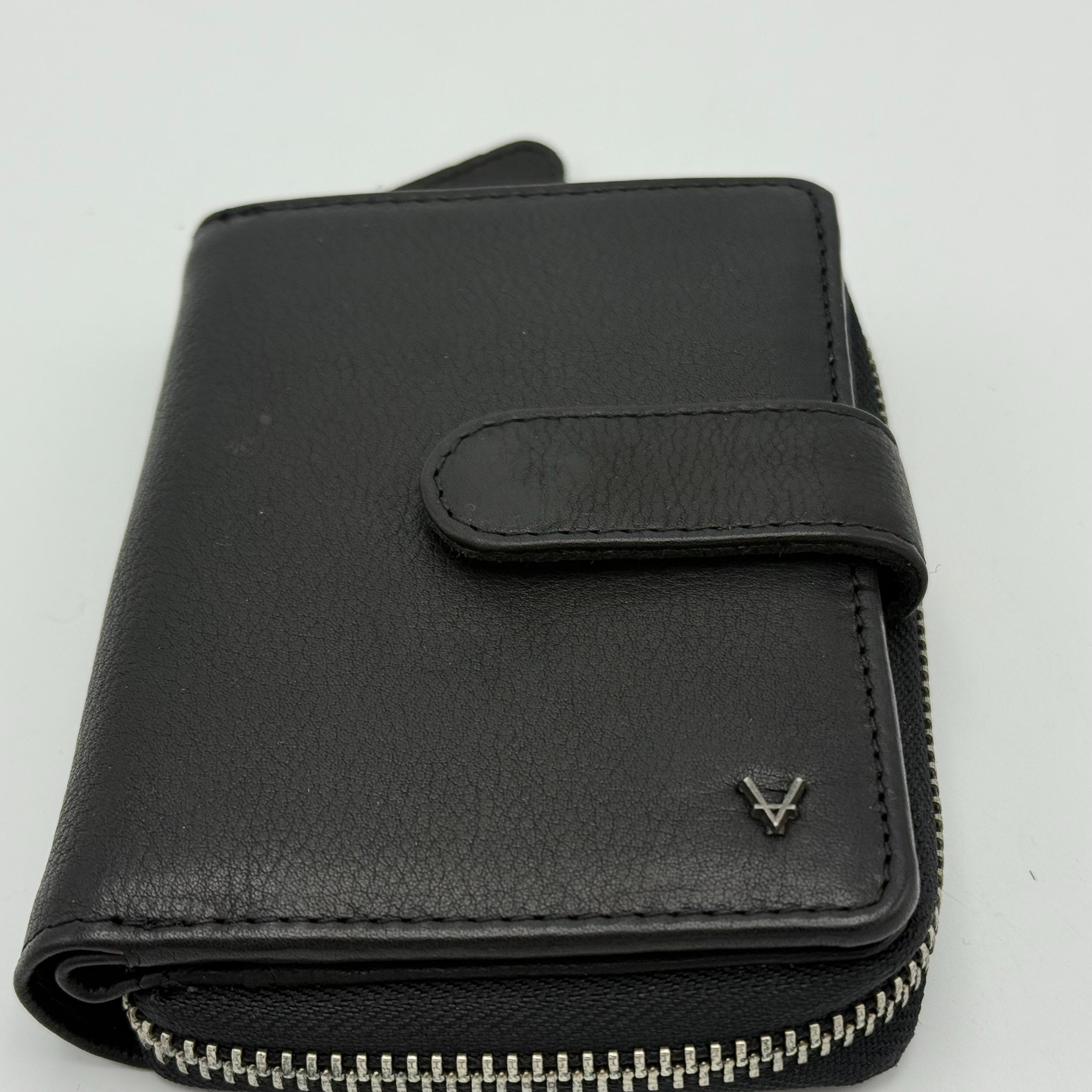 Leren portemonnee met ritssluiting – stijlvol, compact en praktisch

Op zoek naar een leren portemonnee die zowel stijlvol als functioneel is? Deze compacte portemonnee is gemaakt van hoogwaardig leer en biedt volop ruimte voor al je dagelijkse benodigdheden.
Dankzij het ritsvak voor muntgeld met tussenrits en twee steekvakken houd je kleingeld overzichtelijk bij elkaar. Daarnaast beschikt de portemonnee over één groot vak voor papiergeld, zes pasvakken (waarvan één met venster voor je ID-kaart of rijbewijs) en vier extra steekvakken voor bonnetjes of visitekaartjes.

Het compacte formaat (13 x 9 x 2,5 cm) maakt deze portemonnee ideaal voor zowel dames als heren. De combinatie van praktische indeling, duurzaam leer en klassiek design maakt dit een perfecte keuze voor dagelijks gebruik of als cadeau.

Belangrijkste kenmerken:

Gemaakt van echt leer – duurzaam en stijlvol

Ritsvak voor muntgeld met tussenrits en twee steekvakken

Eén ruim vak voor papiergeld

6 pasvakken, waarvan 1 met venster

4 extra steekvakken voor bonnetjes of kaartjes

Compact formaat: 13 cm (h) × 9 cm (b) × 2,5 cm (d)

Geschikt als dames- of herenportemonnee

Tijdloos design, ideaal voor dagelijks gebruik

