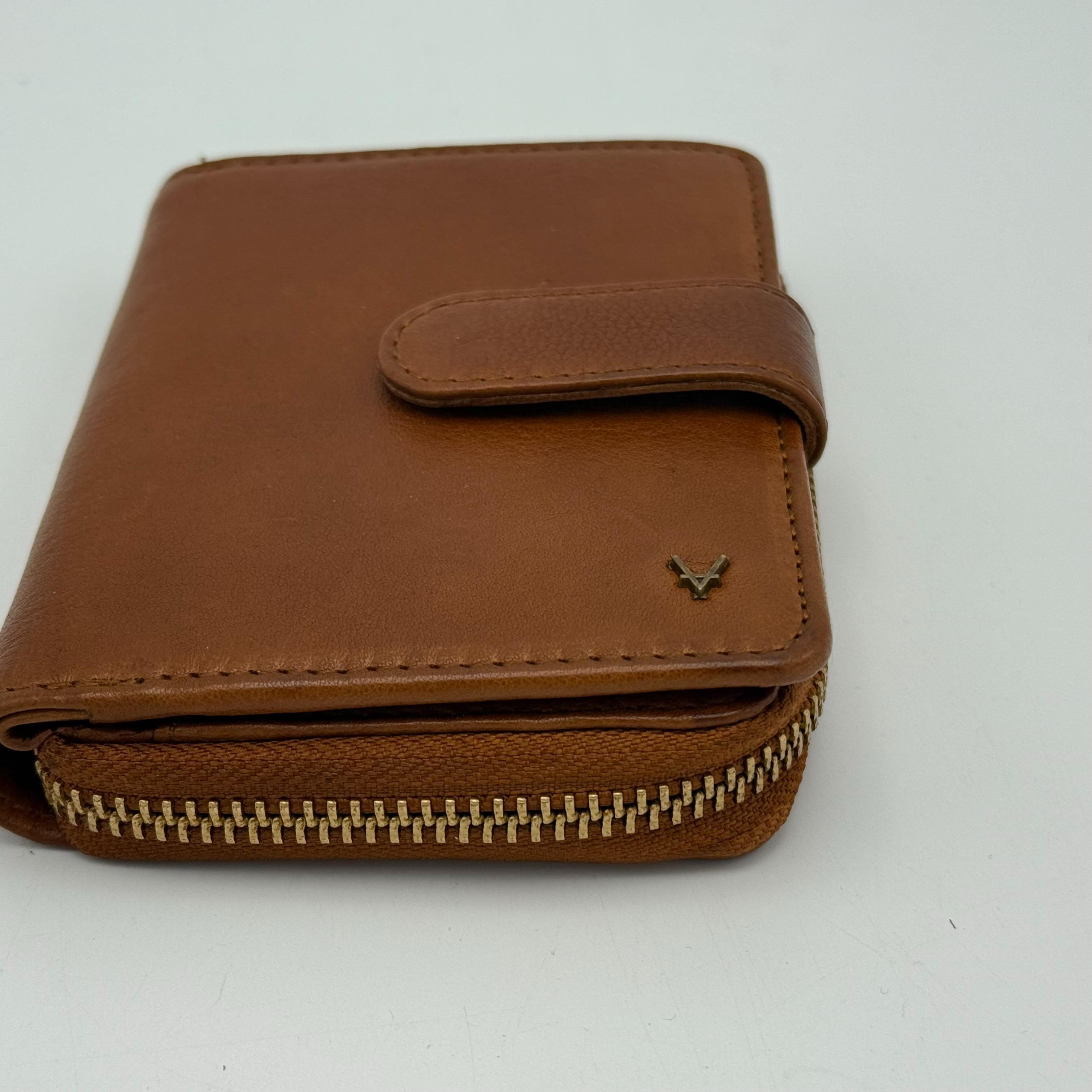 Leren portemonnee met ritssluiting – stijlvol, compact en praktisch

Op zoek naar een leren portemonnee die zowel stijlvol als functioneel is? Deze compacte portemonnee is gemaakt van hoogwaardig leer en biedt volop ruimte voor al je dagelijkse benodigdheden.
Dankzij het ritsvak voor muntgeld met tussenrits en twee steekvakken houd je kleingeld overzichtelijk bij elkaar. Daarnaast beschikt de portemonnee over één groot vak voor papiergeld, zes pasvakken (waarvan één met venster voor je ID-kaart of rijbewijs) en vier extra steekvakken voor bonnetjes of visitekaartjes.

Het compacte formaat (13 x 9 x 2,5 cm) maakt deze portemonnee ideaal voor zowel dames als heren. De combinatie van praktische indeling, duurzaam leer en klassiek design maakt dit een perfecte keuze voor dagelijks gebruik of als cadeau.

Belangrijkste kenmerken:

Gemaakt van echt leer – duurzaam en stijlvol

Ritsvak voor muntgeld met tussenrits en twee steekvakken

Eén ruim vak voor papiergeld

6 pasvakken, waarvan 1 met venster

4 extra steekvakken voor bonnetjes of kaartjes

Compact formaat: 13 cm (h) × 9 cm (b) × 2,5 cm (d)

Geschikt als dames- of herenportemonnee

Tijdloos design, ideaal voor dagelijks gebruik

