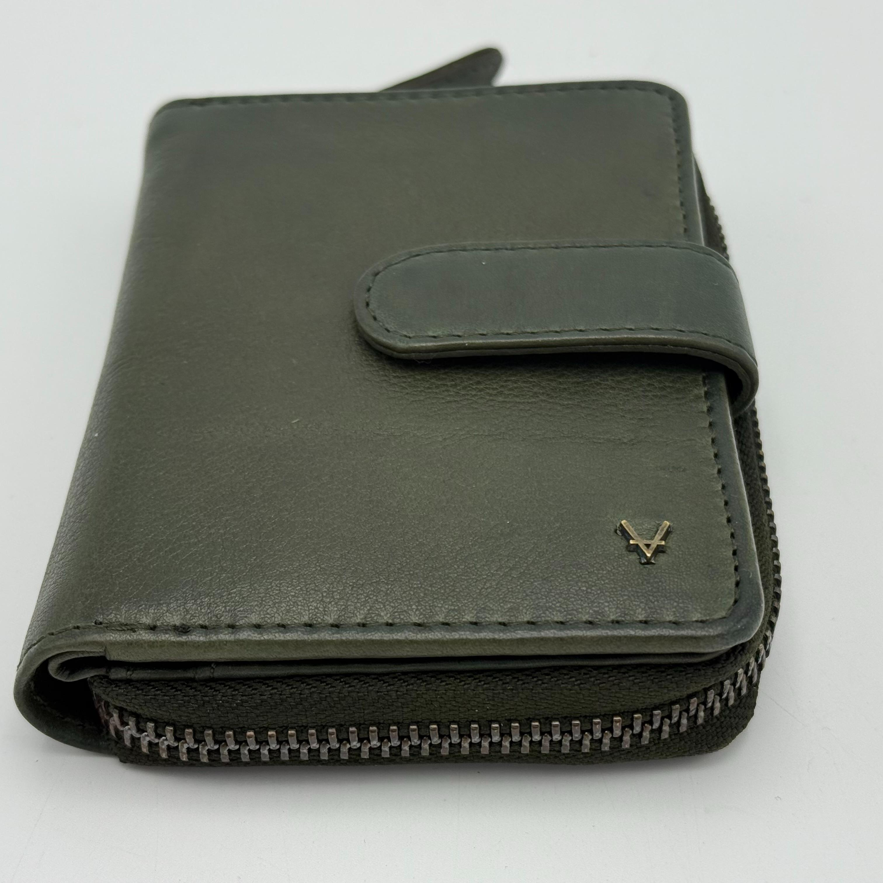 Leren portemonnee met ritssluiting – stijlvol, compact en praktisch

Op zoek naar een leren portemonnee die zowel stijlvol als functioneel is? Deze compacte portemonnee is gemaakt van hoogwaardig leer en biedt volop ruimte voor al je dagelijkse benodigdheden.
Dankzij het ritsvak voor muntgeld met tussenrits en twee steekvakken houd je kleingeld overzichtelijk bij elkaar. Daarnaast beschikt de portemonnee over één groot vak voor papiergeld, zes pasvakken (waarvan één met venster voor je ID-kaart of rijbewijs) en vier extra steekvakken voor bonnetjes of visitekaartjes.

Het compacte formaat (13 x 9 x 2,5 cm) maakt deze portemonnee ideaal voor zowel dames als heren. De combinatie van praktische indeling, duurzaam leer en klassiek design maakt dit een perfecte keuze voor dagelijks gebruik of als cadeau.

Belangrijkste kenmerken:

Gemaakt van echt leer – duurzaam en stijlvol

Ritsvak voor muntgeld met tussenrits en twee steekvakken

Eén ruim vak voor papiergeld

6 pasvakken, waarvan 1 met venster

4 extra steekvakken voor bonnetjes of kaartjes

Compact formaat: 13 cm (h) × 9 cm (b) × 2,5 cm (d)

Geschikt als dames- of herenportemonnee

Tijdloos design, ideaal voor dagelijks gebruik

