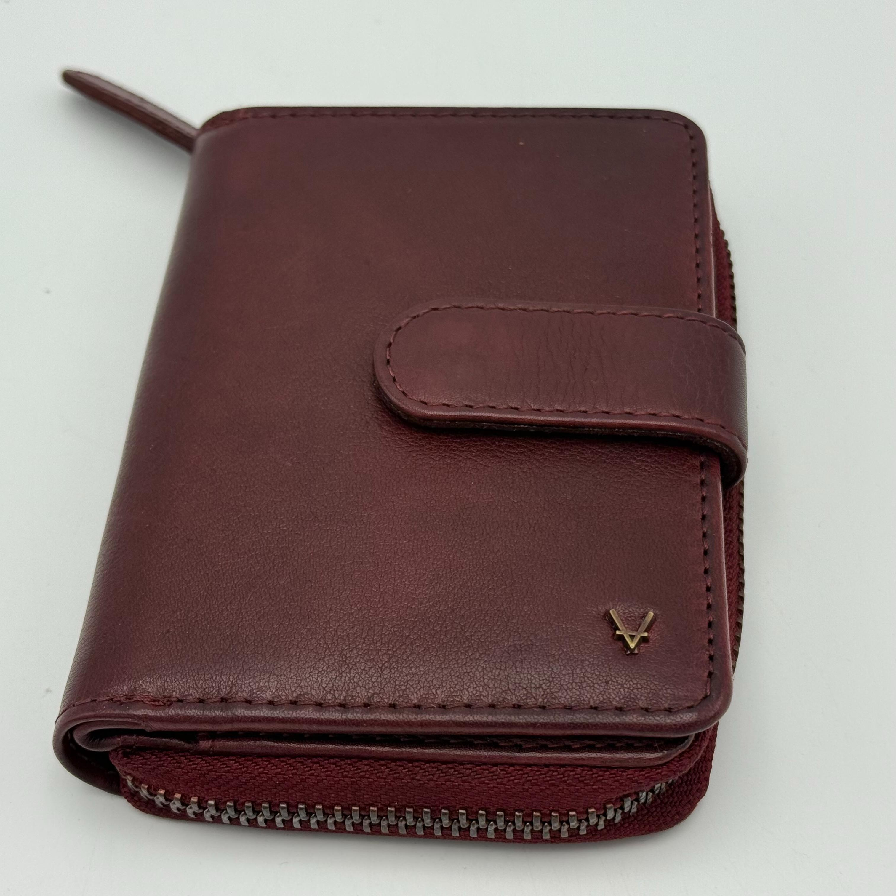 Leren portemonnee met ritssluiting – stijlvol, compact en praktisch

Op zoek naar een leren portemonnee die zowel stijlvol als functioneel is? Deze compacte portemonnee is gemaakt van hoogwaardig leer en biedt volop ruimte voor al je dagelijkse benodigdheden.
Dankzij het ritsvak voor muntgeld met tussenrits en twee steekvakken houd je kleingeld overzichtelijk bij elkaar. Daarnaast beschikt de portemonnee over één groot vak voor papiergeld, zes pasvakken (waarvan één met venster voor je ID-kaart of rijbewijs) en vier extra steekvakken voor bonnetjes of visitekaartjes.

Het compacte formaat (13 x 9 x 2,5 cm) maakt deze portemonnee ideaal voor zowel dames als heren. De combinatie van praktische indeling, duurzaam leer en klassiek design maakt dit een perfecte keuze voor dagelijks gebruik of als cadeau.

Belangrijkste kenmerken:

Gemaakt van echt leer – duurzaam en stijlvol

Ritsvak voor muntgeld met tussenrits en twee steekvakken

Eén ruim vak voor papiergeld

6 pasvakken, waarvan 1 met venster

4 extra steekvakken voor bonnetjes of kaartjes

Compact formaat: 13 cm (h) × 9 cm (b) × 2,5 cm (d)

Geschikt als dames- of herenportemonnee

Tijdloos design, ideaal voor dagelijks gebruik

