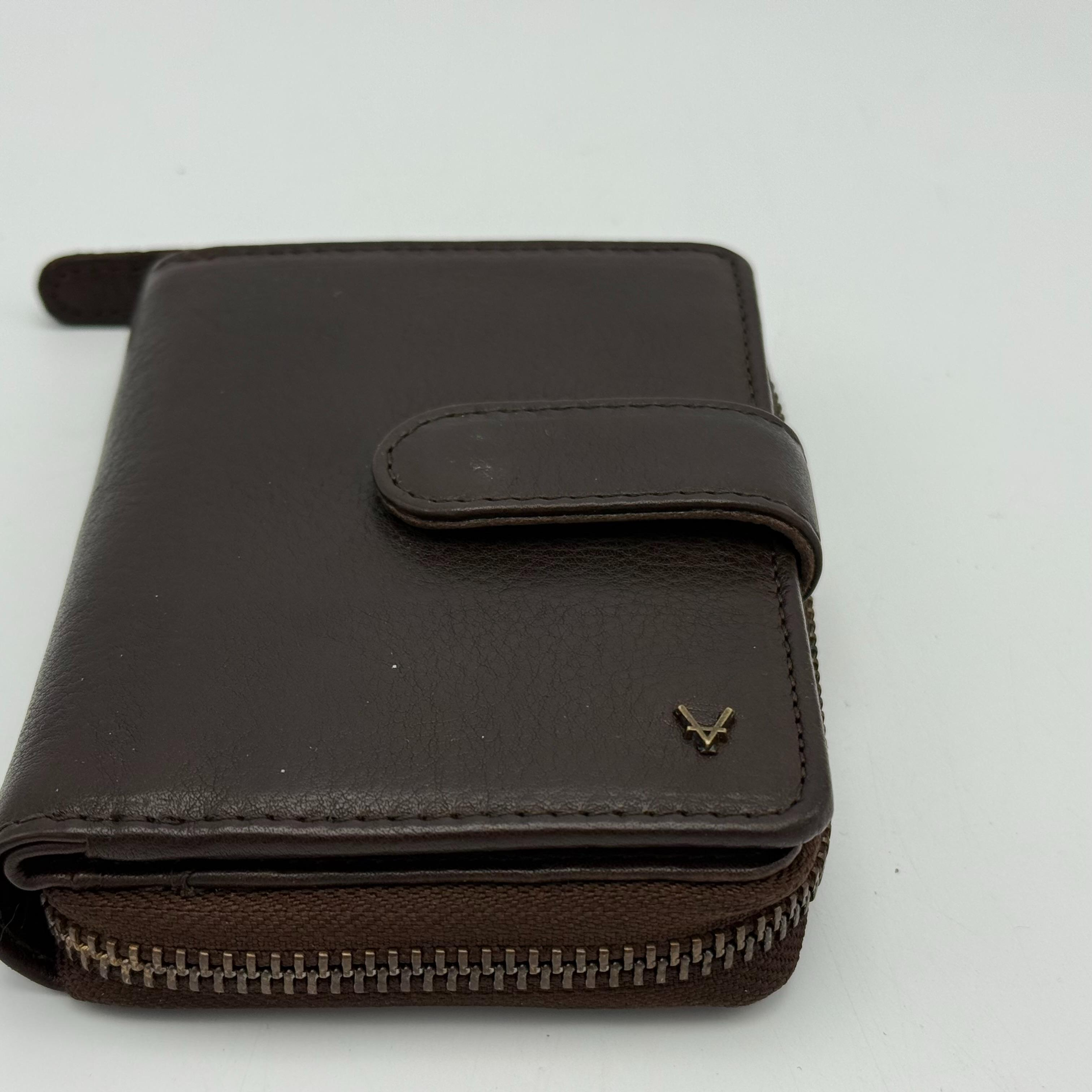 Leren portemonnee met ritssluiting – stijlvol, compact en praktisch

Op zoek naar een leren portemonnee die zowel stijlvol als functioneel is? Deze compacte portemonnee is gemaakt van hoogwaardig leer en biedt volop ruimte voor al je dagelijkse benodigdheden.
Dankzij het ritsvak voor muntgeld met tussenrits en twee steekvakken houd je kleingeld overzichtelijk bij elkaar. Daarnaast beschikt de portemonnee over één groot vak voor papiergeld, zes pasvakken (waarvan één met venster voor je ID-kaart of rijbewijs) en vier extra steekvakken voor bonnetjes of visitekaartjes.

Het compacte formaat (13 x 9 x 2,5 cm) maakt deze portemonnee ideaal voor zowel dames als heren. De combinatie van praktische indeling, duurzaam leer en klassiek design maakt dit een perfecte keuze voor dagelijks gebruik of als cadeau.

Belangrijkste kenmerken:

Gemaakt van echt leer – duurzaam en stijlvol

Ritsvak voor muntgeld met tussenrits en twee steekvakken

Eén ruim vak voor papiergeld

6 pasvakken, waarvan 1 met venster

4 extra steekvakken voor bonnetjes of kaartjes

Compact formaat: 13 cm (h) × 9 cm (b) × 2,5 cm (d)

Geschikt als dames- of herenportemonnee

Tijdloos design, ideaal voor dagelijks gebruik

