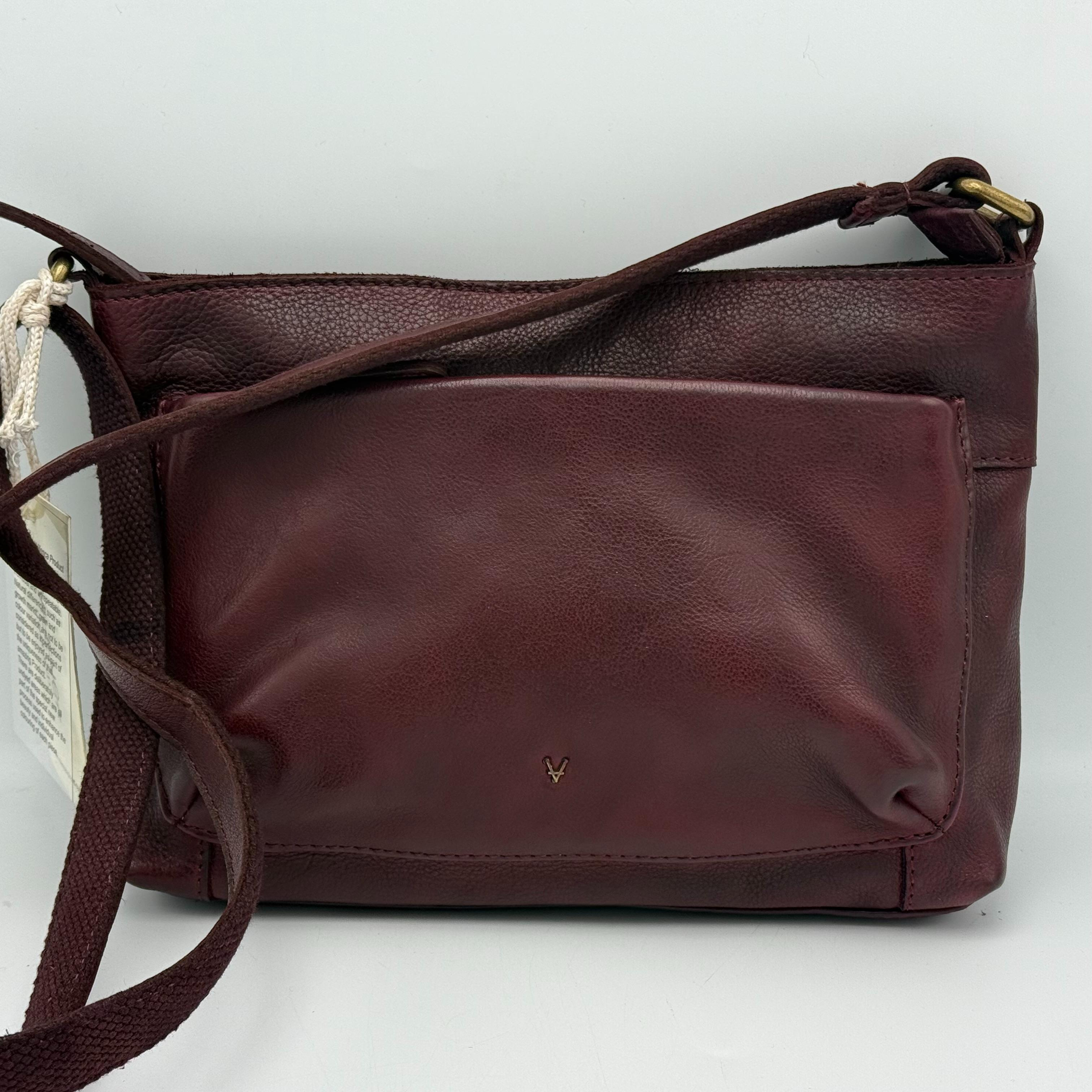 Zachte leren tas met verstelbare band – stijlvol, praktisch en tijdloos

Ontdek de perfecte combinatie van comfort en functionaliteit met deze zachte lederen tas. Gemaakt van soepel, hoogwaardig leer voelt deze tas niet alleen luxe aan, maar is hij ook bijzonder praktisch in gebruik.

De tas sluit met een toprits, waaronder een ritsvak in het midden is verwerkt – ideaal om je spullen overzichtelijk te houden. Daarnaast beschikt het ruime hoofdvak over een steekvak voor je telefoon en een extra ritsvak voor kleine accessoires.

Aan de achterkant vind je nog een handig ritsvak voor veilige opberging van waardevolle items. De voorzijde is voorzien van een stijlvol handvoorvak met rits, perfect voor spullen die je snel bij de hand wilt hebben. Dankzij de verstelbare schouderband draag je de tas comfortabel op jouw gewenste lengte – crossbody of over de schouder.

Met zijn compacte formaat van 19 x 26 x 6 cm (h x b x d) is deze leren tas ideaal voor dagelijks gebruik, werk of een dagje uit.

Belangrijkste kenmerken:

Gemaakt van zacht, soepel leer – elegant en duurzaam

Toprits met extra ritsvak in het midden

Ruim hoofdvak met steekvak voor telefoon en extra ritsvak

Handig ritsvak aan de achterkant

Voorzijde met stijlvol handvoorvak met rits

Verstelbare schouderband voor optimaal draagcomfort

Compact formaat: hoogte 19 cm × breedte 26 cm × diepte 6 cm

Geschikt voor dagelijks gebruik – stijlvol voor dames en unisex te dragen