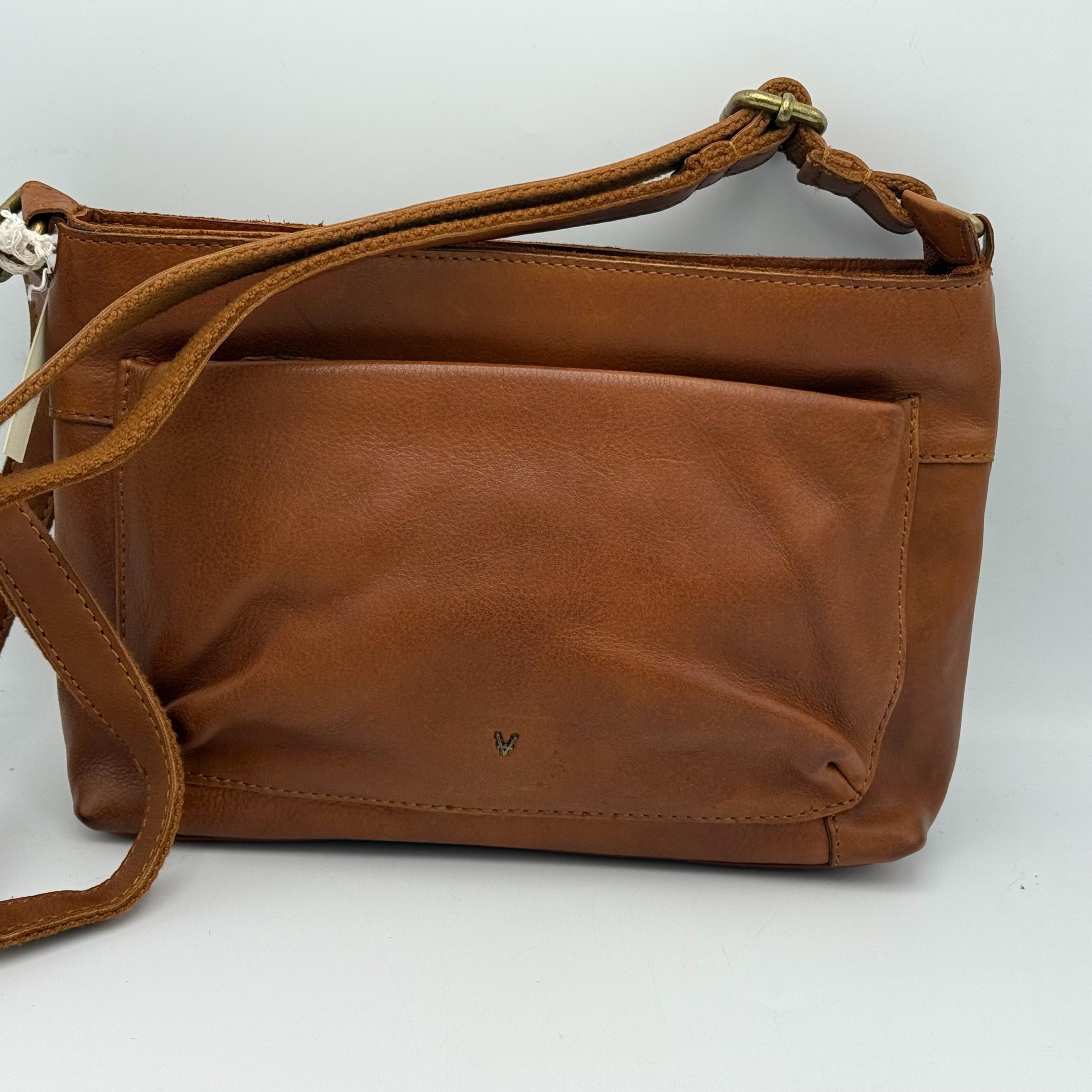 Zachte leren tas met verstelbare band – stijlvol, praktisch en tijdloos

Ontdek de perfecte combinatie van comfort en functionaliteit met deze zachte lederen tas. Gemaakt van soepel, hoogwaardig leer voelt deze tas niet alleen luxe aan, maar is hij ook bijzonder praktisch in gebruik.

De tas sluit met een toprits, waaronder een ritsvak in het midden is verwerkt – ideaal om je spullen overzichtelijk te houden. Daarnaast beschikt het ruime hoofdvak over een steekvak voor je telefoon en een extra ritsvak voor kleine accessoires.

Aan de achterkant vind je nog een handig ritsvak voor veilige opberging van waardevolle items. De voorzijde is voorzien van een stijlvol handvoorvak met rits, perfect voor spullen die je snel bij de hand wilt hebben. Dankzij de verstelbare schouderband draag je de tas comfortabel op jouw gewenste lengte – crossbody of over de schouder.

Met zijn compacte formaat van 19 x 26 x 6 cm (h x b x d) is deze leren tas ideaal voor dagelijks gebruik, werk of een dagje uit.

Belangrijkste kenmerken:

Gemaakt van zacht, soepel leer – elegant en duurzaam

Toprits met extra ritsvak in het midden

Ruim hoofdvak met steekvak voor telefoon en extra ritsvak

Handig ritsvak aan de achterkant

Voorzijde met stijlvol handvoorvak met rits

Verstelbare schouderband voor optimaal draagcomfort

Compact formaat: hoogte 19 cm × breedte 26 cm × diepte 6 cm

Geschikt voor dagelijks gebruik – stijlvol voor dames en unisex te dragen