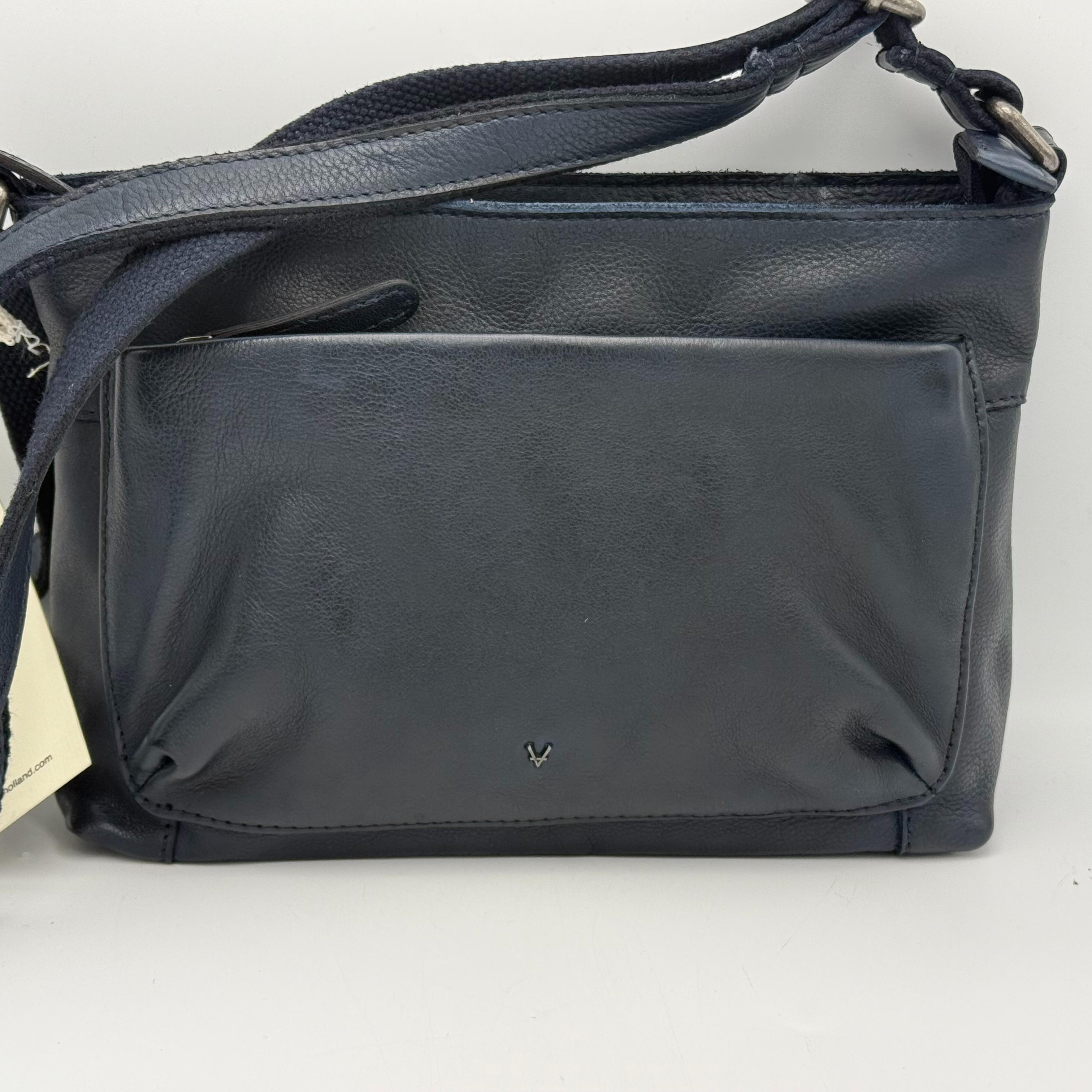 Zachte leren tas met verstelbare band – stijlvol, praktisch en tijdloos

Ontdek de perfecte combinatie van comfort en functionaliteit met deze zachte lederen tas. Gemaakt van soepel, hoogwaardig leer voelt deze tas niet alleen luxe aan, maar is hij ook bijzonder praktisch in gebruik.

De tas sluit met een toprits, waaronder een ritsvak in het midden is verwerkt – ideaal om je spullen overzichtelijk te houden. Daarnaast beschikt het ruime hoofdvak over een steekvak voor je telefoon en een extra ritsvak voor kleine accessoires.

Aan de achterkant vind je nog een handig ritsvak voor veilige opberging van waardevolle items. De voorzijde is voorzien van een stijlvol handvoorvak met rits, perfect voor spullen die je snel bij de hand wilt hebben. Dankzij de verstelbare schouderband draag je de tas comfortabel op jouw gewenste lengte – crossbody of over de schouder.

Met zijn compacte formaat van 19 x 26 x 6 cm (h x b x d) is deze leren tas ideaal voor dagelijks gebruik, werk of een dagje uit.

Belangrijkste kenmerken:

Gemaakt van zacht, soepel leer – elegant en duurzaam

Toprits met extra ritsvak in het midden

Ruim hoofdvak met steekvak voor telefoon en extra ritsvak

Handig ritsvak aan de achterkant

Voorzijde met stijlvol handvoorvak met rits

Verstelbare schouderband voor optimaal draagcomfort

Compact formaat: hoogte 19 cm × breedte 26 cm × diepte 6 cm

Geschikt voor dagelijks gebruik – stijlvol voor dames en unisex te dragen