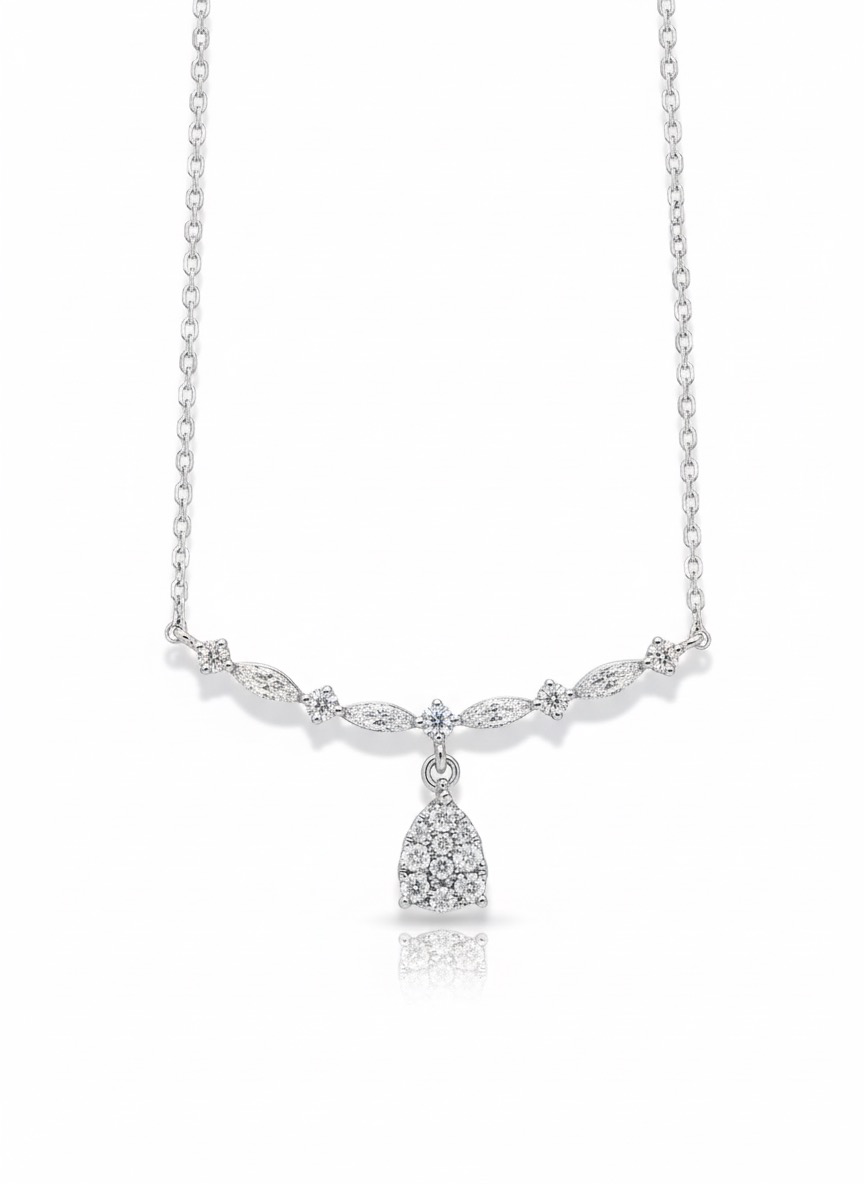 Het 14k witgouden diamanten collier, model JSD5, straalt elegantie uit met 0,30 karaat briljante diamanten van F-kleur en SI1 zuiverheid. Gemaakt van hoogwaardig 14 karaats goud, met een totale lengte van 45 cm en een gewicht van 2,38 gram. Perfect voor elke gelegenheid, dit collier geeft elke outfit een verfijnde uitstraling. Draag het solo voor een subtiele chique look.