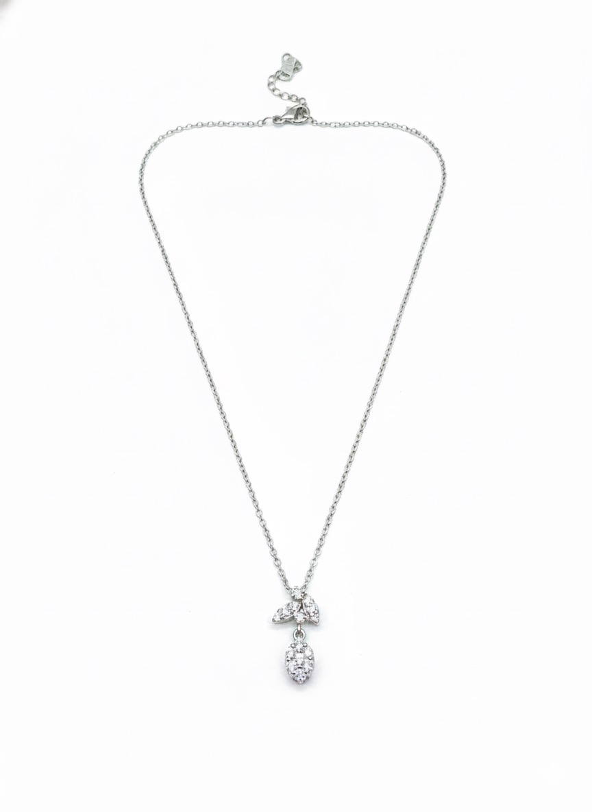 Dit prachtige 14 karaats witgouden collier, modelnummer JSD7, is versierd met een briljant geslepen diamanten van totaal 0,21 crt met SI1-zuiverheid en een schitterende G-kleur. Met een lengte van 45 cm, weegt deze nieuwe, glanzende ketting 2,13 gram. Perfect voor elke gelegenheid, draag het als een verfijnde en elegante accessoire bij zowel casual als formele outfits.