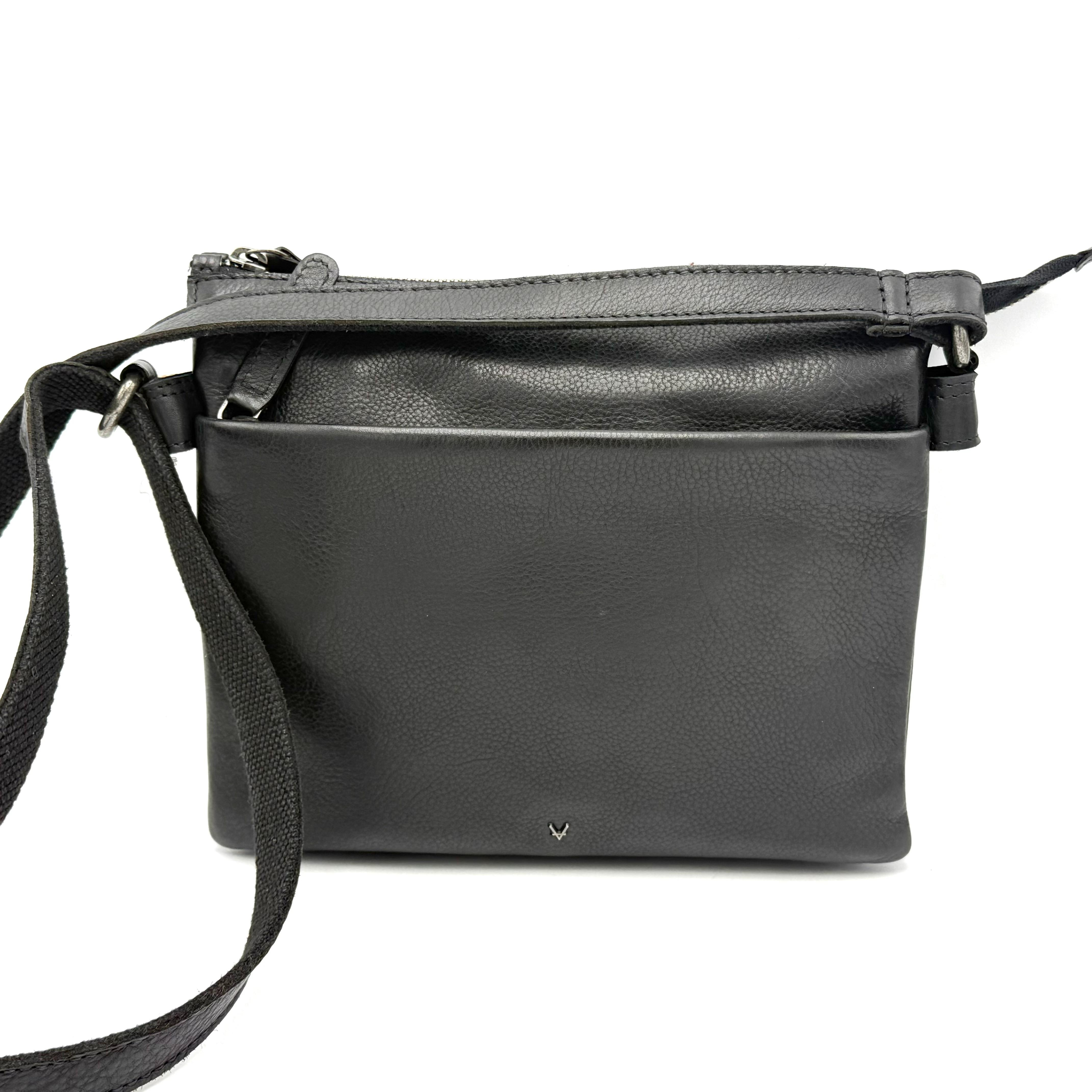 Zachte leren schoudertas met verrassend veel vakken – stijlvol, praktisch en comfortabel

Deze zachte lederen schoudertas combineert een elegant design met optimaal gebruiksgemak. Gemaakt van soepel, hoogwaardig leer voelt de tas heerlijk zacht aan en is hij perfect voor dagelijks gebruik.
Wat deze tas echt bijzonder maakt, is de praktische indeling met verrassend veel vakken, zodat je al je persoonlijke spullen netjes en overzichtelijk kunt opbergen.

De achterkant van de tas is voorzien van een veilig ritsvak, terwijl de voorkant een handig ritsvak heeft voor items die je snel bij de hand wilt hebben.
Binnenin vind je een tussenritsvak dat de tas in twee overzichtelijke compartimenten verdeelt, een extra ritsvak aan de achterzijde en een steekvak voor je mobiel of sleutels.

De verstelbare schouderriem zorgt ervoor dat je de tas comfortabel kunt dragen — zowel over de schouder als crossbody. Met haar compacte maar ruime formaat van hoogte 20 cm × breedte 25 cm × diepte 10 cm (max.) is deze tas perfect voor dagelijks gebruik, werk of een dagje uit.

Belangrijkste kenmerken:

Gemaakt van zacht, soepel leer – luxe uitstraling en duurzaam in gebruik

Verrassend veel vakken voor optimale organisatie

Achterzijde voorzien van ritsvak

Voorzijde met handig ritsvak

Binnenzijde met tussenritsvak, extra ritsvak en steekvak voor mobiel

Verstelbare schouderriem voor comfortabel dragen

Compact maar ruim formaat: 20 × 25 × 10 cm (h × b × d)

Tijdloos en elegant design – geschikt voor dames en unisex te dragen

Ideaal voor dagelijks gebruik, werk of reizen