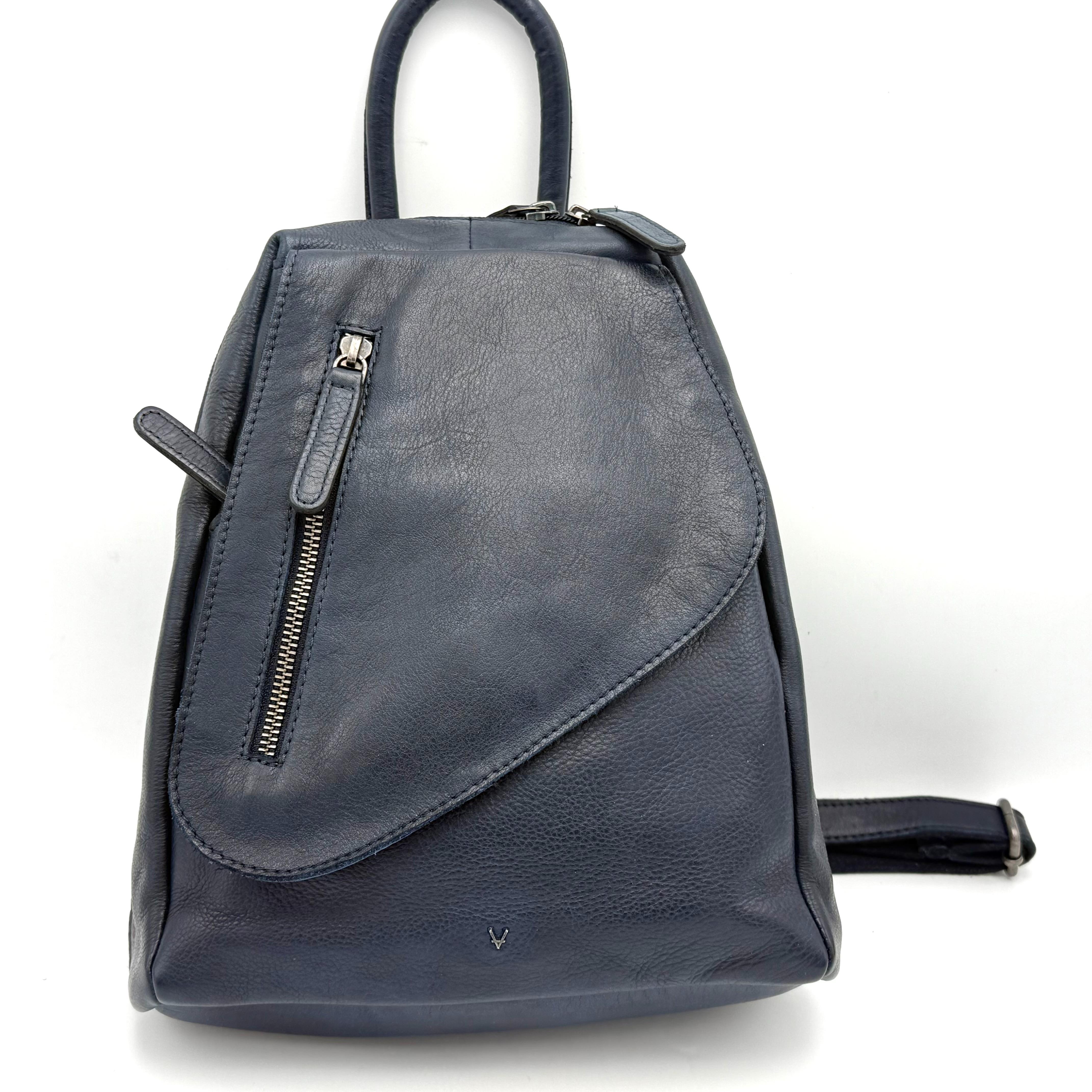 Leren rugtasje met verrassend veel ruimte – stijlvol, compact en praktisch

Dit leuke lederen rugtasje is de perfecte combinatie van stijl, comfort en functionaliteit. Gemaakt van soepel, hoogwaardig leer voelt het tasje zacht aan en biedt het verrassend veel ruimte ondanks het compacte formaat. Ideaal voor dagelijks gebruik, een dagje uit of op reis.

De rugzak is voorzien van een achterrits voor extra veiligheid en een klep met rits aan de bovenzijde. Onder de klep bevindt zich nog een handig opbergvak met rits.
De dubbele ritstrekker zorgt ervoor dat de rits wijd geopend kan worden, zodat je gemakkelijk bij al je spullen kunt.

Binnenin vind je een hoofdvak dat wordt gescheiden door een vak met rits, plus een extra binnenvak met rits en een steekvak voor bijvoorbeeld je telefoon of sleutels.

Met een afmeting van hoogte 27 cm × breedte 24 cm × diepte 9 cm is dit rugtasje compact, maar biedt het toch voldoende ruimte voor al je dagelijkse essentials.

Belangrijkste kenmerken:

Gemaakt van hoogwaardig, soepel leer

Verrassend veel opbergruimte in compact formaat

Achterzijde voorzien van veilig ritsvak

Klep met rits en extra opbergvak onder de klep

Hoofdrits met dubbele trekker – makkelijk volledig te openen

Binnenzijde met tussenvak met rits, extra ritsvak en steekvak

Comfortabel draagbaar als rugtas

Afmetingen: 27 cm (h) × 24 cm (b) × 9 cm (d)

Stijlvol en praktisch – ideaal voor dagelijks gebruik of onderweg

SEO-trefwoorden:

leren rugtasje, leren rugtas dames, kleine leren rugzak, compacte rugtas leer, soepele leren rugtas, dames rugzak leer, leren rugzak met veel vakken, leren tasje met rits, rugtas met dubbele rits, leren daypack dames.