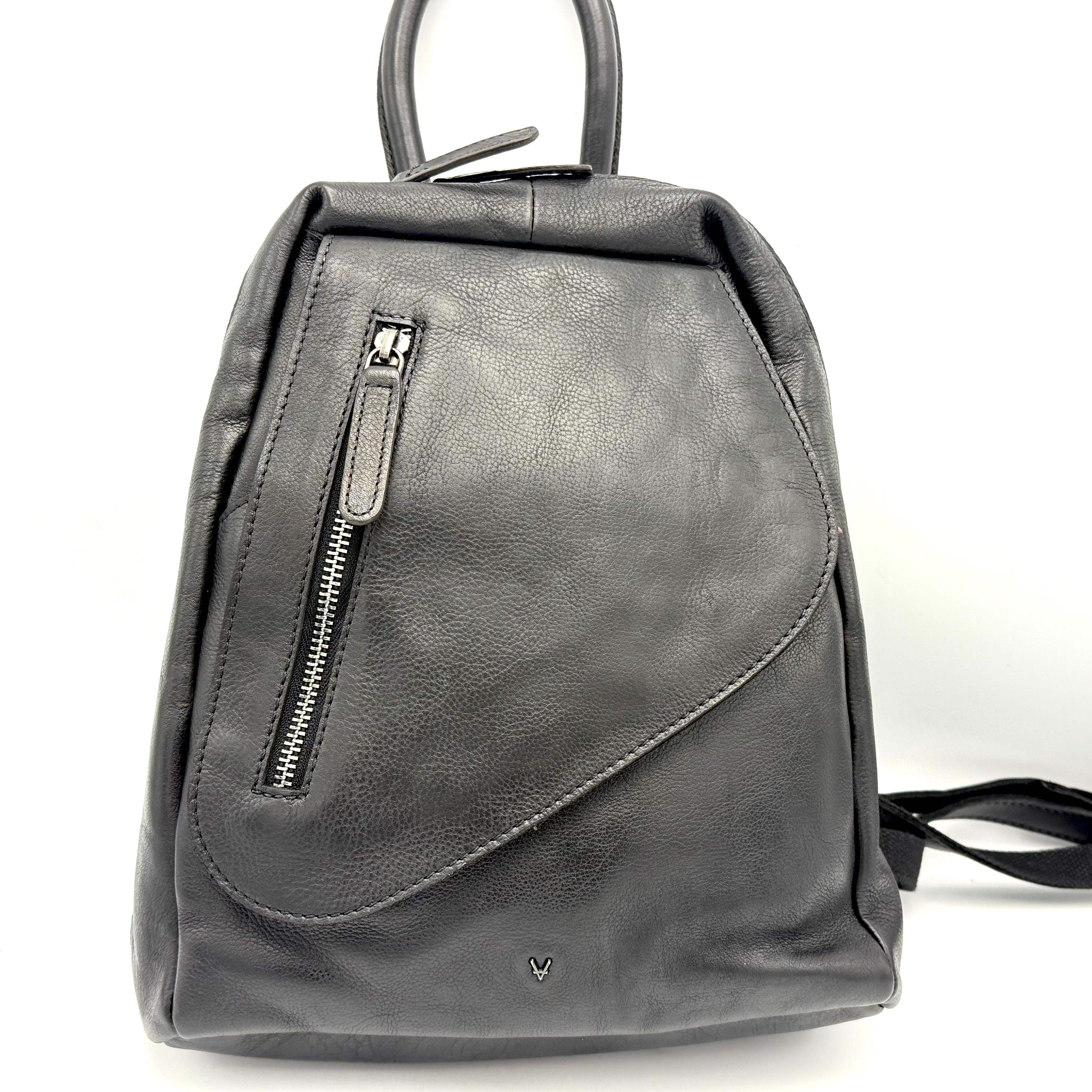 Leren rugtasje met verrassend veel ruimte &ndash; stijlvol, compact en praktisch

Dit leuke lederen rugtasje is de perfecte combinatie van stijl, comfort en functionaliteit. Gemaakt van soepel, hoogwaardig leer voelt het tasje zacht aan en biedt het verrassend veel ruimte ondanks het compacte formaat. Ideaal voor dagelijks gebruik, een dagje uit of op reis.

De rugzak is voorzien van een achterrits voor extra veiligheid en een klep met rits aan de bovenzijde. Onder de klep bevindt zich nog een handig opbergvak met rits.
De dubbele ritstrekker zorgt ervoor dat de rits wijd geopend kan worden, zodat je gemakkelijk bij al je spullen kunt.

Binnenin vind je een hoofdvak dat wordt gescheiden door een vak met rits, plus een extra binnenvak met rits en een steekvak voor bijvoorbeeld je telefoon of sleutels.

Met een afmeting van hoogte 27 cm &times; breedte 24 cm &times; diepte 9 cm is dit rugtasje compact, maar biedt het toch voldoende ruimte voor al je dagelijkse essentials.

Belangrijkste kenmerken:

Gemaakt van hoogwaardig, soepel leer

Verrassend veel opbergruimte in compact formaat

Achterzijde voorzien van veilig ritsvak

Klep met rits en extra opbergvak onder de klep

Hoofdrits met dubbele trekker &ndash; makkelijk volledig te openen

Binnenzijde met tussenvak met rits, extra ritsvak en steekvak

Comfortabel draagbaar als rugtas

Afmetingen: 27 cm (h) &times; 24 cm (b) &times; 9 cm (d)

Stijlvol en praktisch &ndash; ideaal voor dagelijks gebruik of onderweg

SEO-trefwoorden:

leren rugtasje, leren rugtas dames, kleine leren rugzak, compacte rugtas leer, soepele leren rugtas, dames rugzak leer, leren rugzak met veel vakken, leren tasje met rits, rugtas met dubbele rits, leren daypack dames.