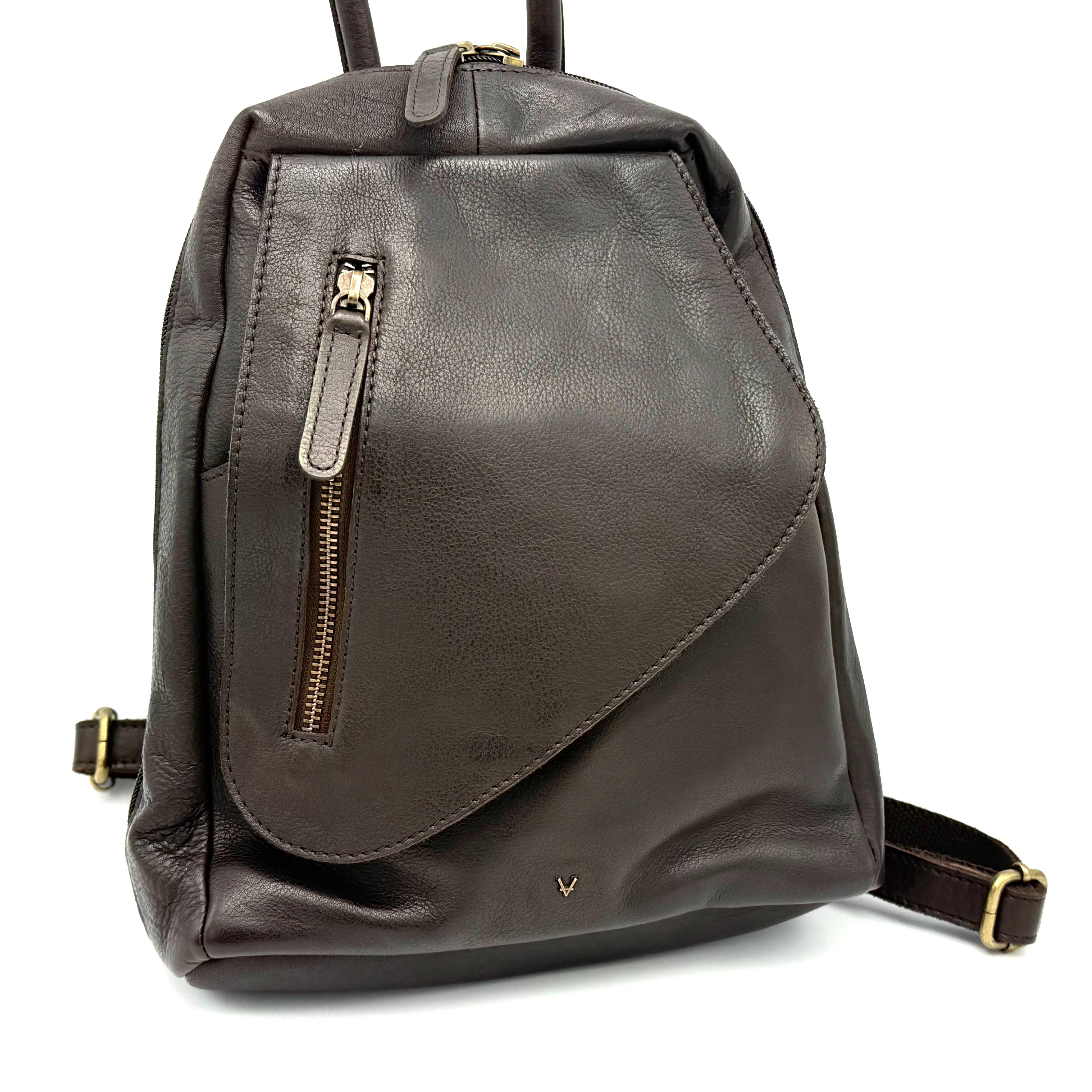 Leren rugtasje met verrassend veel ruimte – stijlvol, compact en praktisch

Dit leuke lederen rugtasje is de perfecte combinatie van stijl, comfort en functionaliteit. Gemaakt van soepel, hoogwaardig leer voelt het tasje zacht aan en biedt het verrassend veel ruimte ondanks het compacte formaat. Ideaal voor dagelijks gebruik, een dagje uit of op reis.

De rugzak is voorzien van een achterrits voor extra veiligheid en een klep met rits aan de bovenzijde. Onder de klep bevindt zich nog een handig opbergvak met rits.
De dubbele ritstrekker zorgt ervoor dat de rits wijd geopend kan worden, zodat je gemakkelijk bij al je spullen kunt.

Binnenin vind je een hoofdvak dat wordt gescheiden door een vak met rits, plus een extra binnenvak met rits en een steekvak voor bijvoorbeeld je telefoon of sleutels.

Met een afmeting van hoogte 27 cm × breedte 24 cm × diepte 9 cm is dit rugtasje compact, maar biedt het toch voldoende ruimte voor al je dagelijkse essentials.

Belangrijkste kenmerken:

Gemaakt van hoogwaardig, soepel leer

Verrassend veel opbergruimte in compact formaat

Achterzijde voorzien van veilig ritsvak

Klep met rits en extra opbergvak onder de klep

Hoofdrits met dubbele trekker – makkelijk volledig te openen

Binnenzijde met tussenvak met rits, extra ritsvak en steekvak

Comfortabel draagbaar als rugtas

Afmetingen: 27 cm (h) × 24 cm (b) × 9 cm (d)

Stijlvol en praktisch – ideaal voor dagelijks gebruik of onderweg

SEO-trefwoorden:

leren rugtasje, leren rugtas dames, kleine leren rugzak, compacte rugtas leer, soepele leren rugtas, dames rugzak leer, leren rugzak met veel vakken, leren tasje met rits, rugtas met dubbele rits, leren daypack dames.