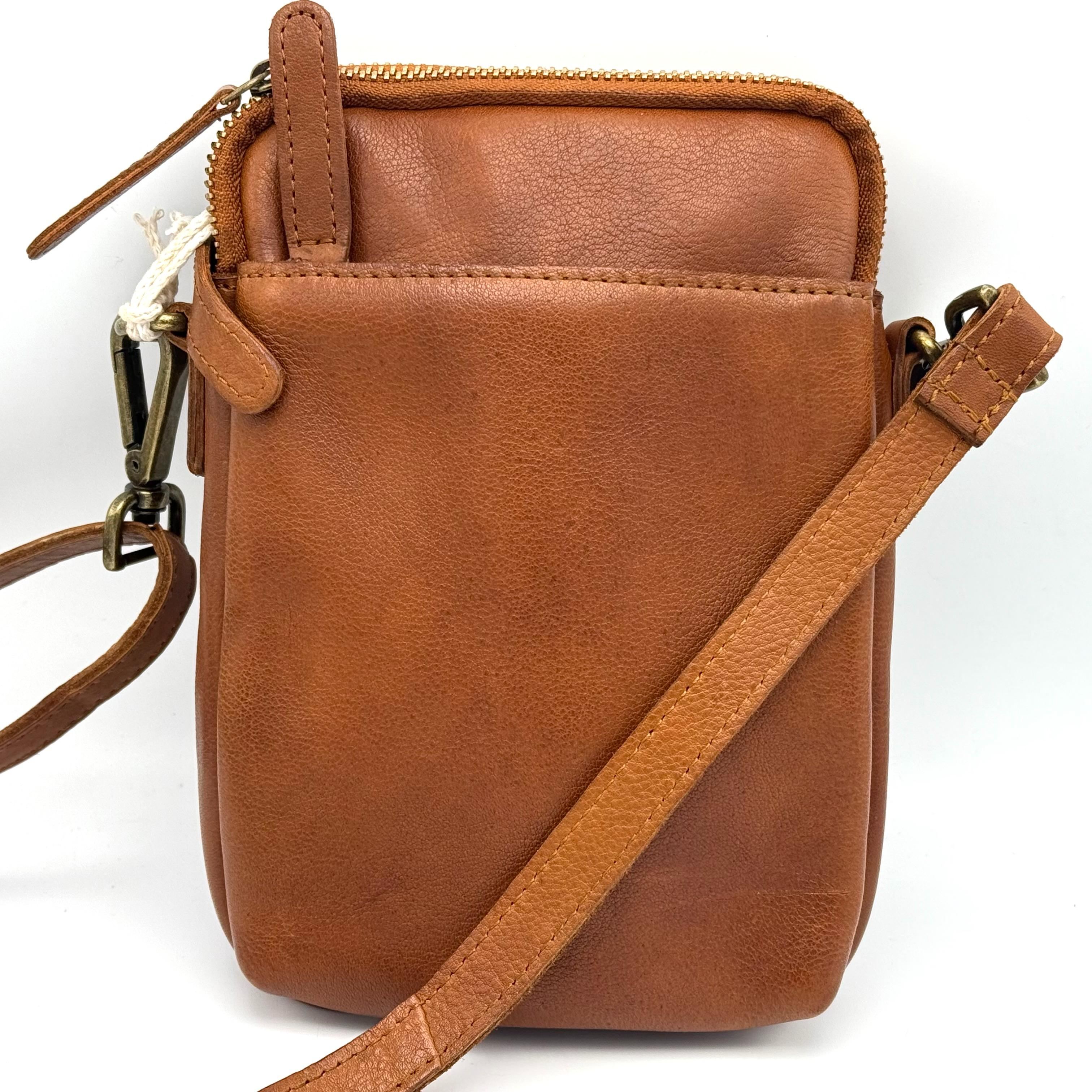 Soepel Leren Crossbody Tas &ndash; Compact & Praktisch
Productbeschrijving

Deze crossbody tas van soepel leer combineert stijl, comfort en functionaliteit in &eacute;&eacute;n compact ontwerp. Dankzij de afneembare en verstelbare schouderriem draag je de tas gemakkelijk crossbody of over &eacute;&eacute;n schouder. Ideaal voor wie een compacte tas zoekt voor dagelijkse essentials.

De tas is slim ingedeeld met twee topritsen, een achtervak met binnenrits voor waardevolle spullen en een voorvak met weggewerkte rits voor snelle toegang. Perfect voor het organiseren van je portemonnee, telefoon, sleutels en andere kleine essentials.

Kenmerken

✔️ Te dragen crossbody of over de schouder
✔️ Afneembare en verstelbare schouderriem
✔️ Twee topritsen voor snelle toegang
✔️ Achtervak met binnenrits voor veilige opbergruimte
✔️ Voorvak met weggewerkte rits voor gemakkelijke toegang
✔️ Gemaakt van soepel en duurzaam leer

Afmetingen

Hoogte: 21 cm

Breedte: 14 cm

Diepte: 5 cm

Waarom kiezen voor deze leren crossbody tas?

Compact formaat, maar verrassend praktisch

Veilig opgeborgen essentials dankzij binnenrits

Stijlvol en tijdloos design, geschikt voor dames en heren

Ideaal voor dagelijks gebruik, reizen of festivals
