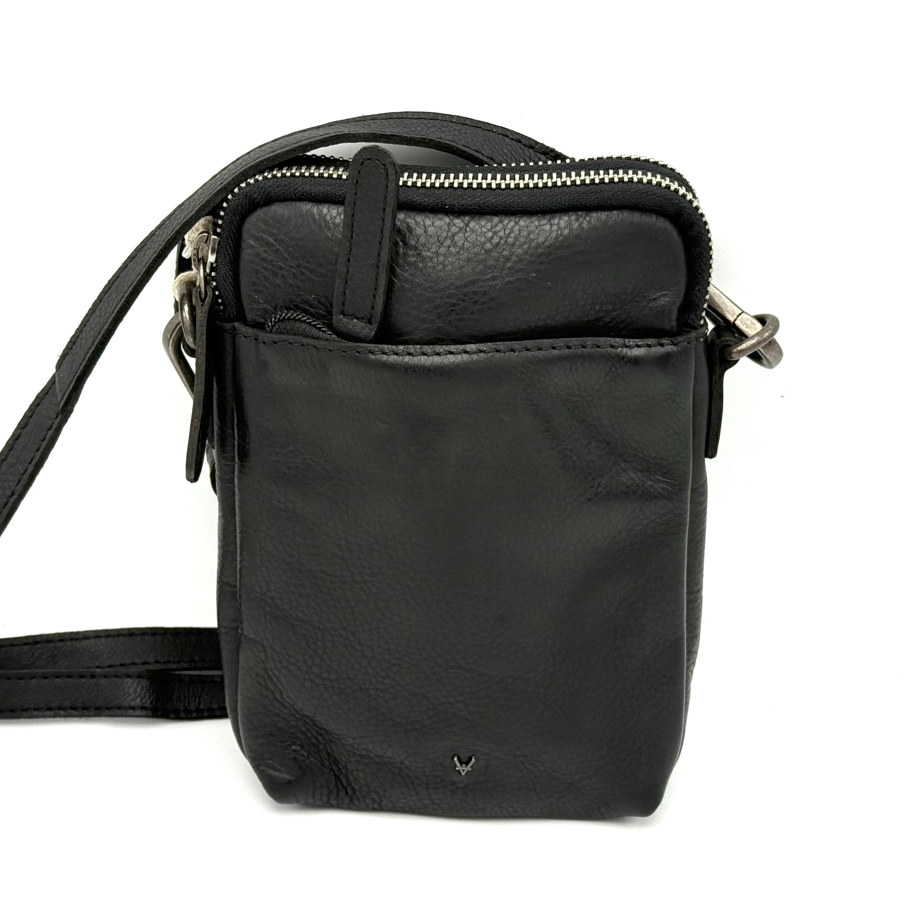 Soepel Leren Crossbody Tas &ndash; Compact & Praktisch
Productbeschrijving

Deze crossbody tas van soepel leer combineert stijl, comfort en functionaliteit in &eacute;&eacute;n compact ontwerp. Dankzij de afneembare en verstelbare schouderriem draag je de tas gemakkelijk crossbody of over &eacute;&eacute;n schouder. Ideaal voor wie een compacte tas zoekt voor dagelijkse essentials.

De tas is slim ingedeeld met twee topritsen, een achtervak met binnenrits voor waardevolle spullen en een voorvak met weggewerkte rits voor snelle toegang. Perfect voor het organiseren van je portemonnee, telefoon, sleutels en andere kleine essentials.

Kenmerken

✔️ Te dragen crossbody of over de schouder
✔️ Afneembare en verstelbare schouderriem
✔️ Twee topritsen voor snelle toegang
✔️ Achtervak met binnenrits voor veilige opbergruimte
✔️ Voorvak met weggewerkte rits voor gemakkelijke toegang
✔️ Gemaakt van soepel en duurzaam leer

Afmetingen

Hoogte: 21 cm

Breedte: 14 cm

Diepte: 5 cm

Waarom kiezen voor deze leren crossbody tas?

Compact formaat, maar verrassend praktisch

Veilig opgeborgen essentials dankzij binnenrits

Stijlvol en tijdloos design, geschikt voor dames en heren

Ideaal voor dagelijks gebruik, reizen of festivals