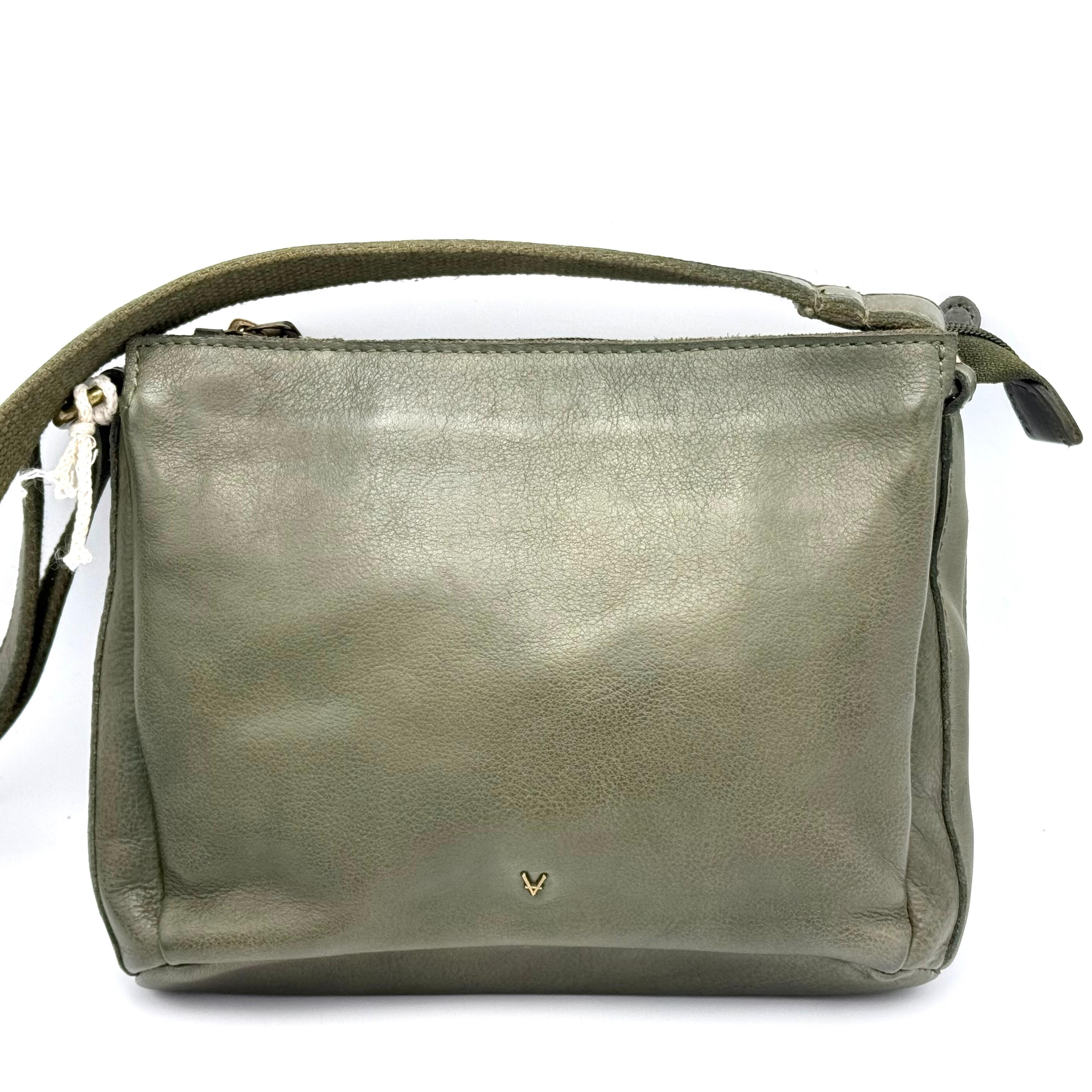 Soepel leren tas voor jong en oud – compact, stijlvol en praktisch

Deze soepel lederen tas is een echte allemansvriend: elegant, comfortabel en praktisch tegelijk. Gemaakt van hoogwaardig, zacht leer voelt deze tas prettig aan en is hij geschikt voor jong en oud.
Het compacte formaat maakt de tas ideaal voor dagelijks gebruik, terwijl de slimme indeling zorgt dat je al je spullen overzichtelijk kunt opbergen.

De achterzijde is voorzien van een handig ritsvak voor veilige opberging van kleine items. Onder de toprits bevindt zich een tussenritsvak dat de binnenruimte verdeelt in twee ruime compartimenten.
Eén compartiment is voorzien van een ritsvak, terwijl het andere een steekvak bevat – perfect voor je telefoon of sleutels.

Met een formaat van hoogte 18 cm × breedte 22 cm × diepte 6 cm is deze tas compact maar verrassend ruim, ideaal voor dagelijks gebruik, werk of een dagje uit.

Belangrijkste kenmerken:

Gemaakt van soepel, hoogwaardig leer – duurzaam en elegant

Geschikt voor jong en oud

Achterzijde voorzien van handig ritsvak

Onder de toprits een tussenvak met rits

Twee ruime compartimenten: één met ritsvak en één met steekvak

Compact maar functioneel formaat: 18 × 22 × 6 cm (h × b × d)

Licht en comfortabel om te dragen

Tijdloos design – geschikt voor dames en unisex te gebruiken