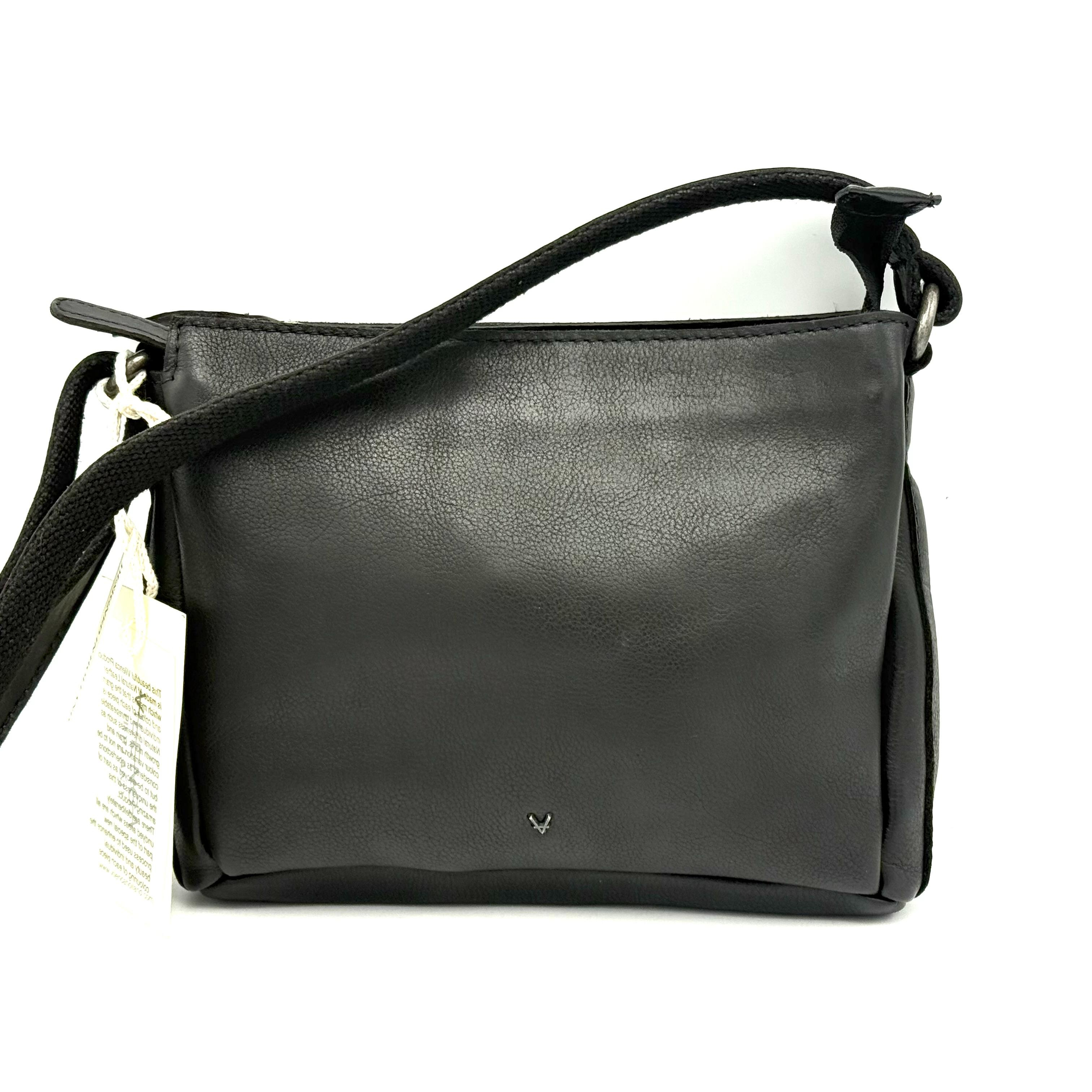 Soepel leren tas voor jong en oud – compact, stijlvol en praktisch

Deze soepel lederen tas is een echte allemansvriend: elegant, comfortabel en praktisch tegelijk. Gemaakt van hoogwaardig, zacht leer voelt deze tas prettig aan en is hij geschikt voor jong en oud.
Het compacte formaat maakt de tas ideaal voor dagelijks gebruik, terwijl de slimme indeling zorgt dat je al je spullen overzichtelijk kunt opbergen.

De achterzijde is voorzien van een handig ritsvak voor veilige opberging van kleine items. Onder de toprits bevindt zich een tussenritsvak dat de binnenruimte verdeelt in twee ruime compartimenten.
Eén compartiment is voorzien van een ritsvak, terwijl het andere een steekvak bevat – perfect voor je telefoon of sleutels.

Met een formaat van hoogte 18 cm × breedte 22 cm × diepte 6 cm is deze tas compact maar verrassend ruim, ideaal voor dagelijks gebruik, werk of een dagje uit.

Belangrijkste kenmerken:

Gemaakt van soepel, hoogwaardig leer – duurzaam en elegant

Geschikt voor jong en oud

Achterzijde voorzien van handig ritsvak

Onder de toprits een tussenvak met rits

Twee ruime compartimenten: één met ritsvak en één met steekvak

Compact maar functioneel formaat: 18 × 22 × 6 cm (h × b × d)

Licht en comfortabel om te dragen

Tijdloos design – geschikt voor dames en unisex te gebruiken