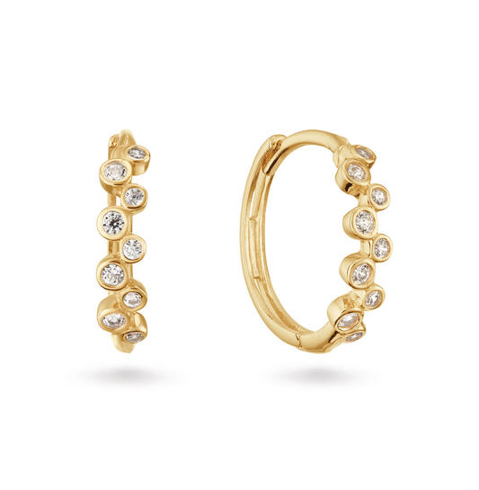 De Gouden Oorringen zijn elegante creolen die elke outfit verfijnen. De oorbellen zijn perfect voor zowel dagelijks gebruik als speciale gelegenheden. Draag ze met opgestoken haar om hun schoonheid te benadrukken. Hun tijdloze ontwerp maakt ze een must-have accessoire voor elke sieradenliefhebber. Voeg deze opvallende juwelen toe aan je collectie voor een vleugje luxe.