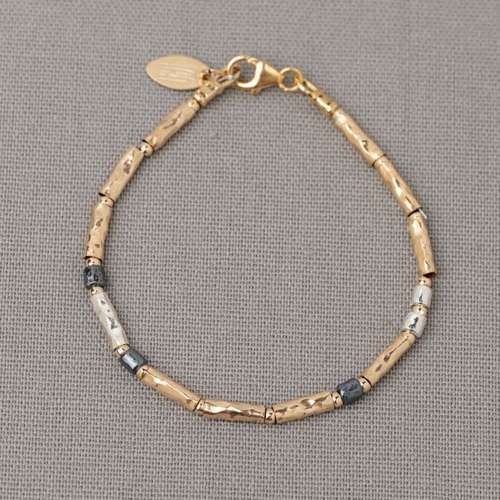 Armband gemaakt van geoxideerde zilveren en Goldfilled buisjes. Combineer met het bijpassende collier, een paar oorbellen en een ring voor een complete look!