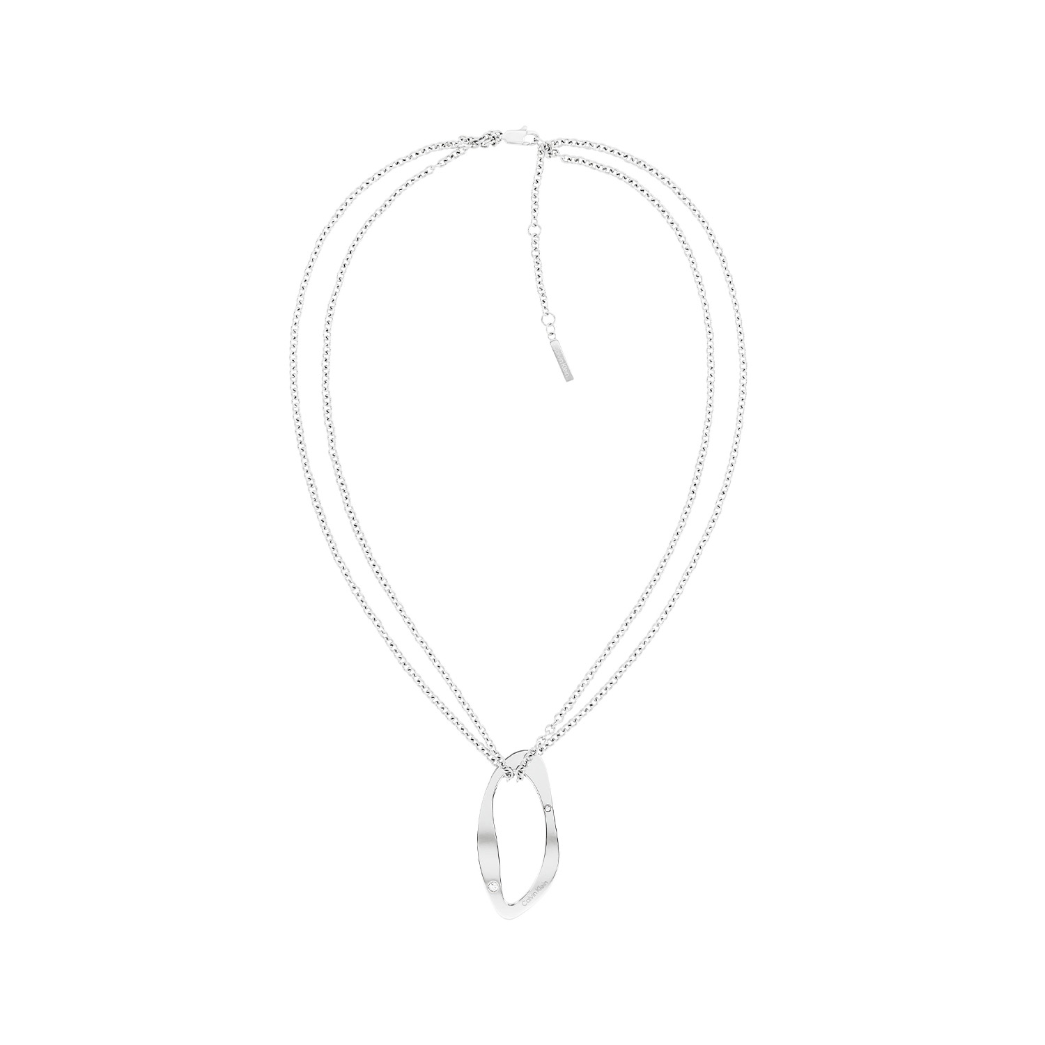 Calvin Klein CJ35000685 Dames Ketting Staal
Deze stalen dames ketting van Calvin Klein met nr CJ35000685 heeft een sculpturale uitstraling. De zilverkleurige dubbele anker ketting heeft een open fantasie hanger met een kristal en kan op meerdere lengtes worden gedragen. De ketting sluit met een karabijnslot en heeft een totale lengte van 50cm. Leuk te combineren met andere sieraden uit de serie van Calvin Klein.

OVER CALVIN KLEIN
Calvin Klein is een wereldwijd lifestylemerk dat gewaagde, vooruitstrevende idealen en een verleidelijke, vaak minimalistische, esthetiek nastreeft. Calvin Klein werd groot in de jaren 70 door haar mode- en merkjeans collecties. In de jaren 80 lanceerde Calvin Klein haar spraakmakende ondergoed dat uitdrukkelijk van logo &rsquo;s voorzien was. Vanwege het grote succes is het merk ook succesvol uitgerold in Accessoires, Parfums, Home, Brillen, Golf, Horloges en Sieraden.
Sinds de oprichting in 1968 door Calvin Klein, heeft het merk haar reputatie opgebouwd als leider in de Amerikaanse mode, dankzij een cleane esthetiek en innovatieve ontwerpen. Calvin Klein wil haar publiek verleiden en inspireren door middel van provocerende beelden en opvallende ontwerpen die prikkelen. 

SPECIFICATIES:
- Stalen dames ketting
- Ketting 50cm
- Zilverkleurig
- Glimmend