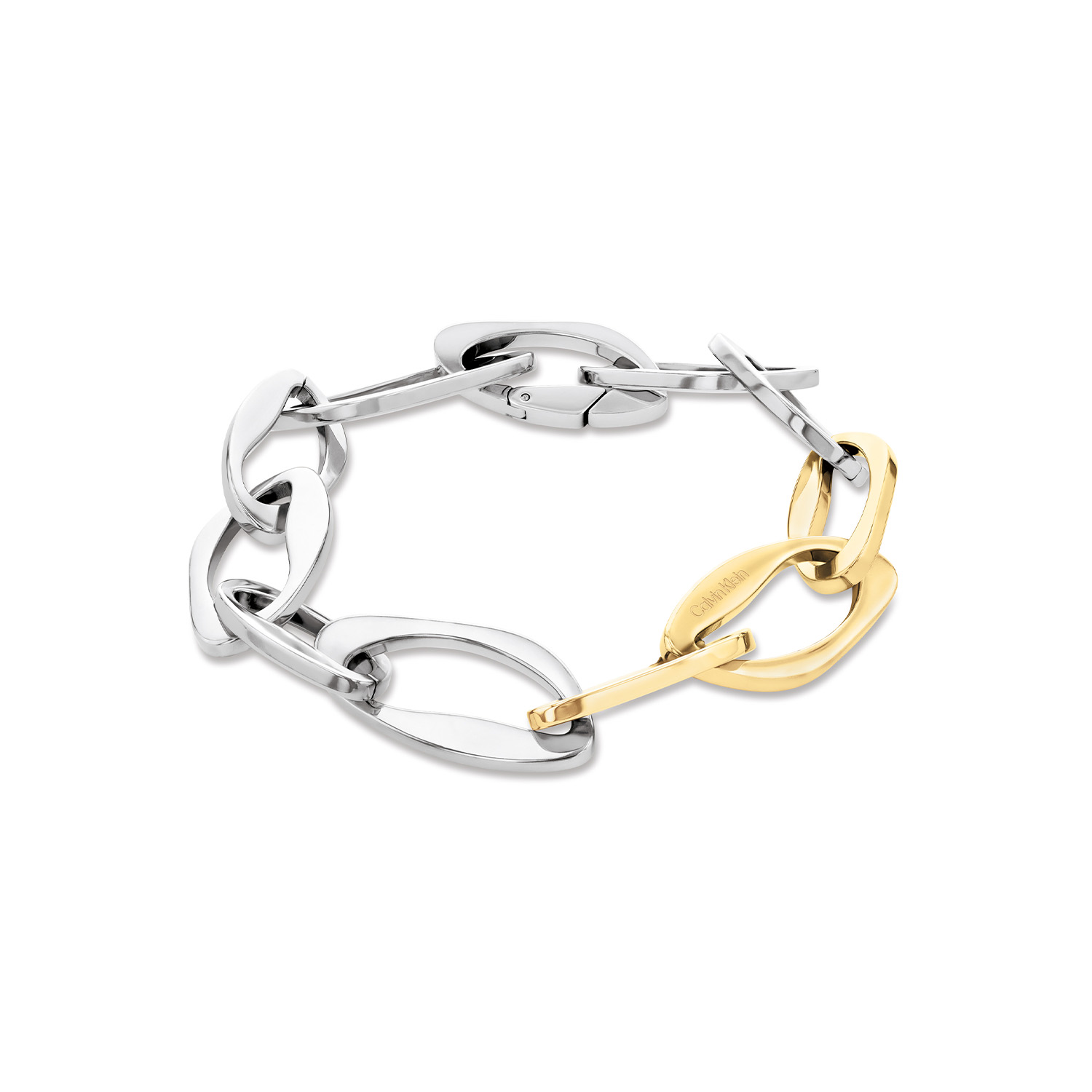 Calvin Klein CJ35000803 Dames Armband Staal
Deze stalen dames armband van Calvin Klein met nr CJ35000803 heeft een stoer uiterlijk. De stalen schakelarmband toont grof door zijn in elkaar gedraaide sculpturale schakels. De armband heeft een totale lengte van 17,5cm maar is op meerdere lengtes korter te dragen door het haakslot dat in meerdere schakels past. Hij is zilverkleurig met 3 goudkleurige schakels ertussen. Leuk te combineren met andere sieraden uit de serie van Calvin Klein.

OVER CALVIN KLEIN
Calvin Klein is een wereldwijd lifestylemerk dat gewaagde, vooruitstrevende idealen en een verleidelijke, vaak minimalistische, esthetiek nastreeft. Calvin Klein werd groot in de jaren 70 door haar mode- en merkjeans collecties. In de jaren 80 lanceerde Calvin Klein haar spraakmakende ondergoed dat uitdrukkelijk van logo &rsquo;s voorzien was. Vanwege het grote succes is het merk ook succesvol uitgerold in Accessoires, Parfums, Home, Brillen, Golf, Horloges en Sieraden.
Sinds de oprichting in 1968 door Calvin Klein, heeft het merk haar reputatie opgebouwd als leider in de Amerikaanse mode, dankzij een cleane esthetiek en innovatieve ontwerpen. Calvin Klein wil haar publiek verleiden en inspireren door middel van provocerende beelden en opvallende ontwerpen die prikkelen. 

SPECIFICATIES:
- Stalen dames armband
- 17,5cm
- Zilverkleurig met 3 goudkleurige schakels
- Glimmend