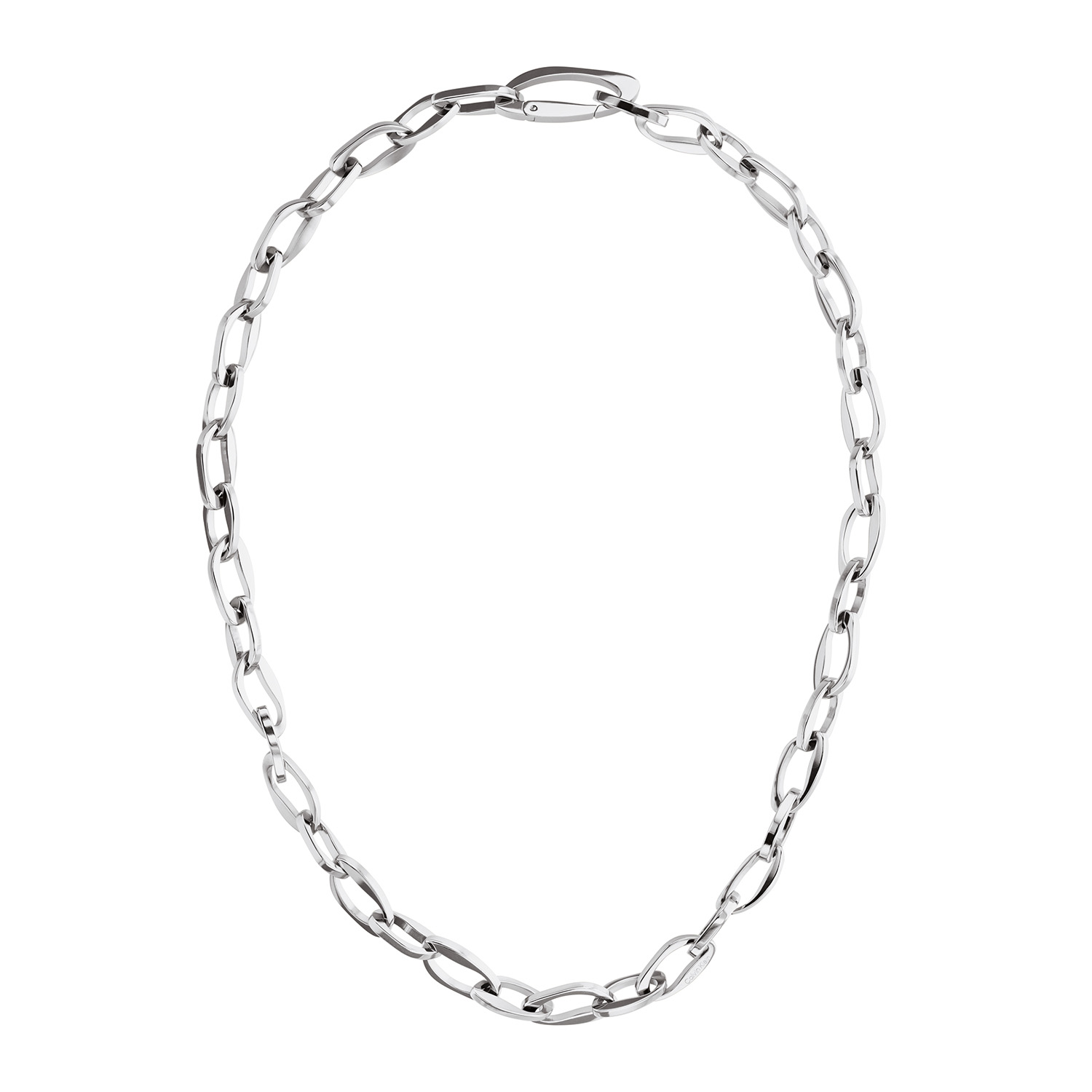 Calvin Klein CJ35000804 Dames Ketting Staal
Deze stalen dames ketting van Calvin Klein met nr CJ35000804 heeft een stoere look. De stalen glimmende grove schakelketting heeft de sluiting in schakelvorm en is daardoor niet zichtbaar. Een echte blikvanger. Leuk te combineren met andere sieraden uit de serie van Calvin Klein.

OVER CALVIN KLEIN
Calvin Klein is een wereldwijd lifestylemerk dat gewaagde, vooruitstrevende idealen en een verleidelijke, vaak minimalistische, esthetiek nastreeft. Calvin Klein werd groot in de jaren 70 door haar mode- en merkjeans collecties. In de jaren 80 lanceerde Calvin Klein haar spraakmakende ondergoed dat uitdrukkelijk van logo &rsquo;s voorzien was. Vanwege het grote succes is het merk ook succesvol uitgerold in Accessoires, Parfums, Home, Brillen, Golf, Horloges en Sieraden.
Sinds de oprichting in 1968 door Calvin Klein, heeft het merk haar reputatie opgebouwd als leider in de Amerikaanse mode, dankzij een cleane esthetiek en innovatieve ontwerpen. Calvin Klein wil haar publiek verleiden en inspireren door middel van provocerende beelden en opvallende ontwerpen die prikkelen. 

SPECIFICATIES:
- Stalen dames ketting
- Staal
- Glimmend
- Totale lengte: 40cm
