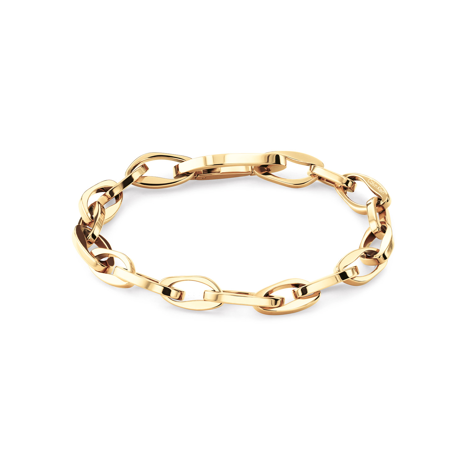 Calvin Klein CJ35000807 Dames Armband Staal GP
Deze stalen dames armband van Calvin Klein met nr CJ35000807 heeft een stoer uiterlijk. De armband heeft een grove glimmende goudkleurige schakels en de sluiting is ook in schakelvorm waardoor deze bijna onzichtbaar is. Leuk te combineren met andere sieraden uit de serie van Calvin Klein.

OVER CALVIN KLEIN
Calvin Klein is een wereldwijd lifestylemerk dat gewaagde, vooruitstrevende idealen en een verleidelijke, vaak minimalistische, esthetiek nastreeft. Calvin Klein werd groot in de jaren 70 door haar mode- en merkjeans collecties. In de jaren 80 lanceerde Calvin Klein haar spraakmakende ondergoed dat uitdrukkelijk van logo &rsquo;s voorzien was. Vanwege het grote succes is het merk ook succesvol uitgerold in Accessoires, Parfums, Home, Brillen, Golf, Horloges en Sieraden.
Sinds de oprichting in 1968 door Calvin Klein, heeft het merk haar reputatie opgebouwd als leider in de Amerikaanse mode, dankzij een cleane esthetiek en innovatieve ontwerpen. Calvin Klein wil haar publiek verleiden en inspireren door middel van provocerende beelden en opvallende ontwerpen die prikkelen. 

SPECIFICATIES:
- Stalen dames armband
- Lengte 19cm
- Goudkleurig
- Glimmend